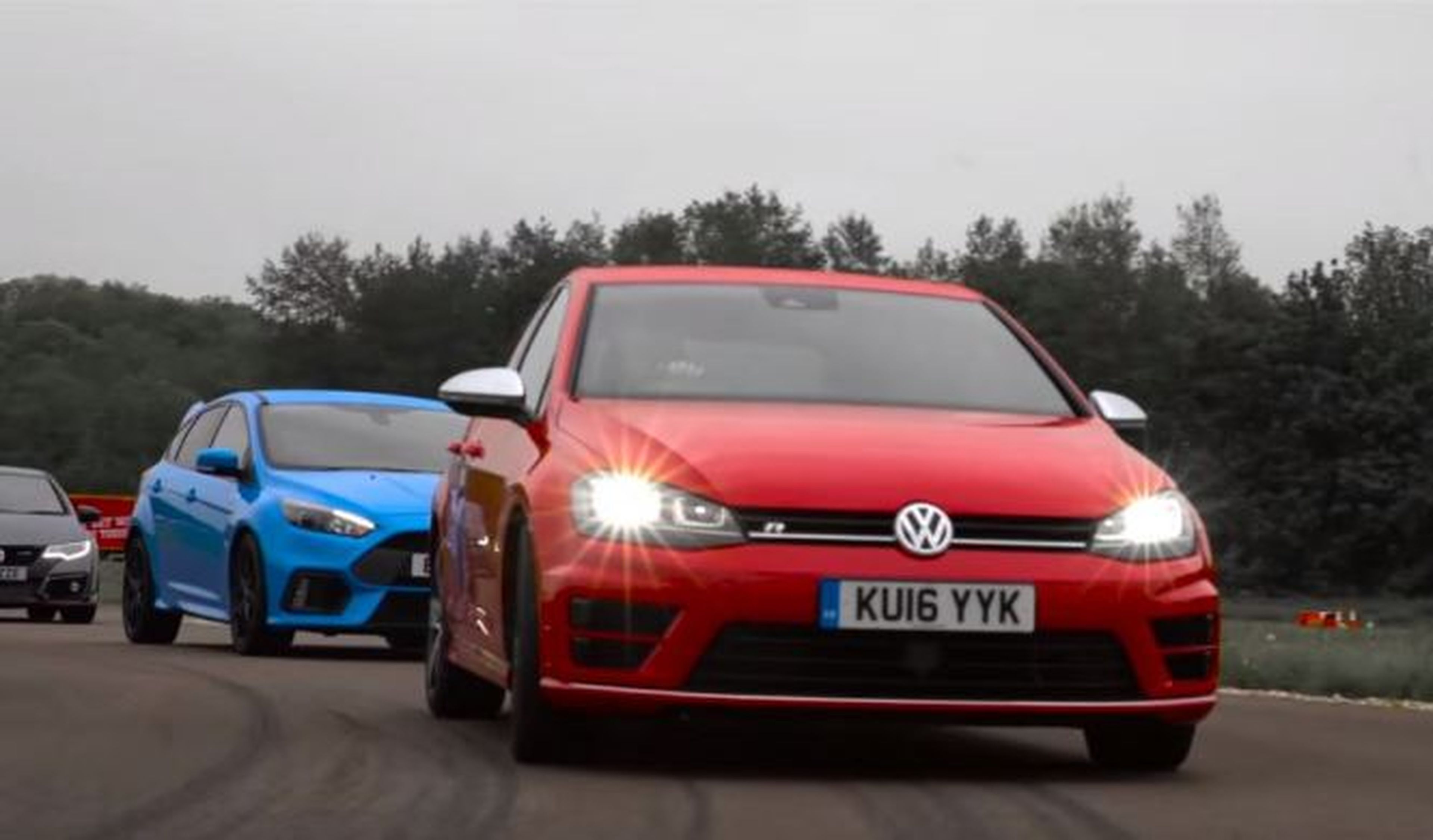 Vídeo: el Ford Focus RS contra dos fuertes rivales
