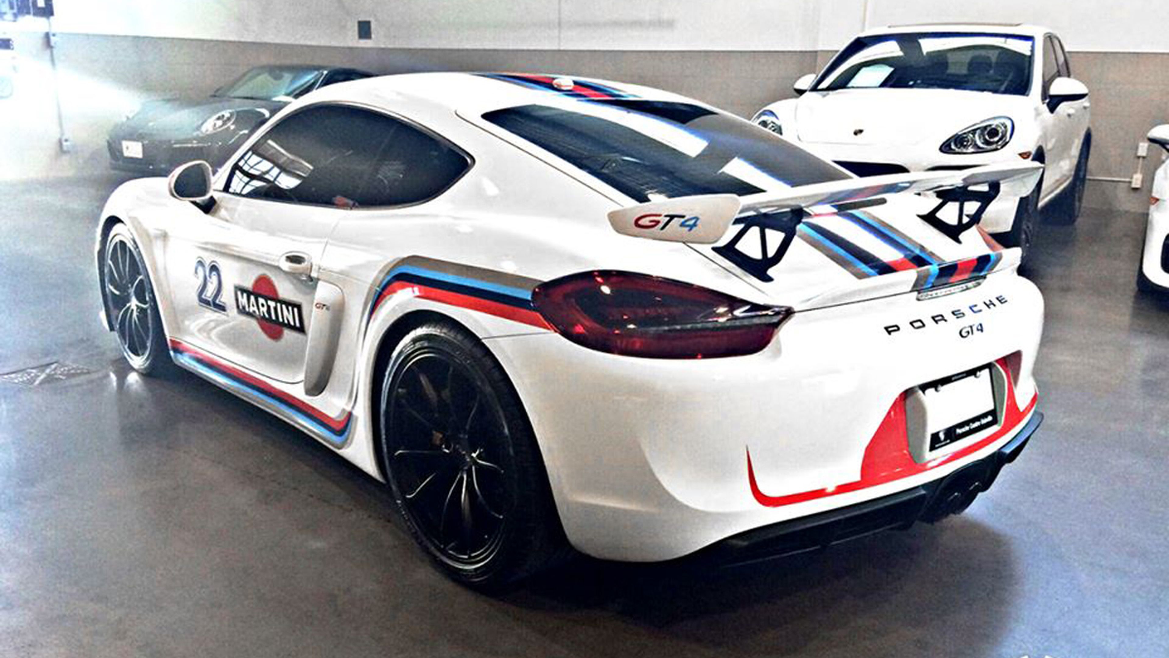 Porsche Cayman GT4 con decoración Martini