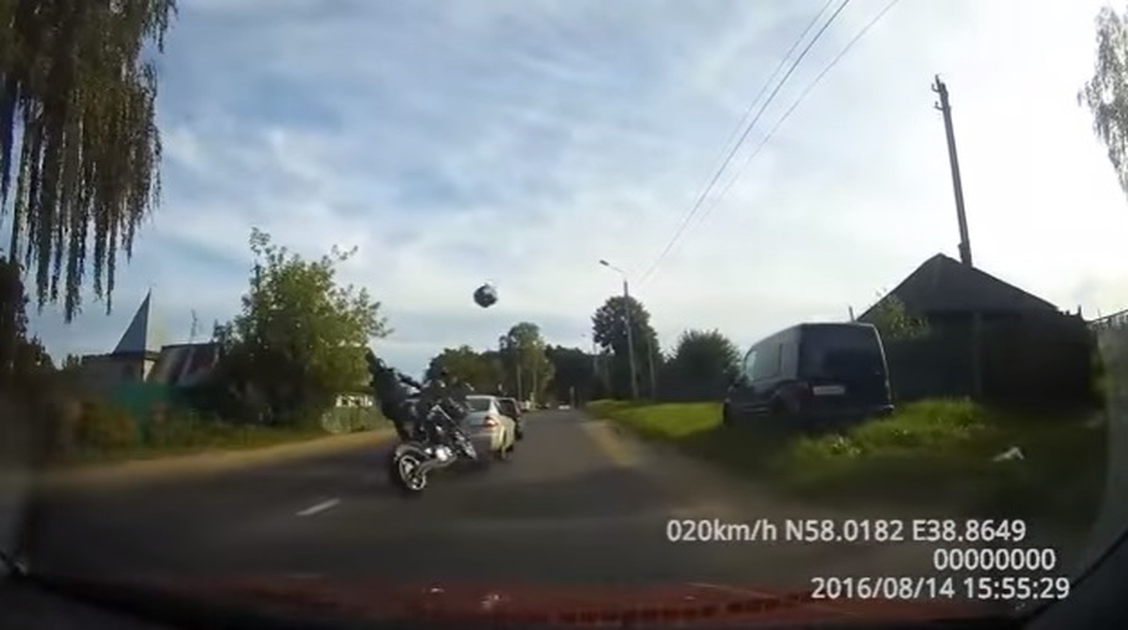 Vídeo: Un motorista colisiona con otro y sale volando