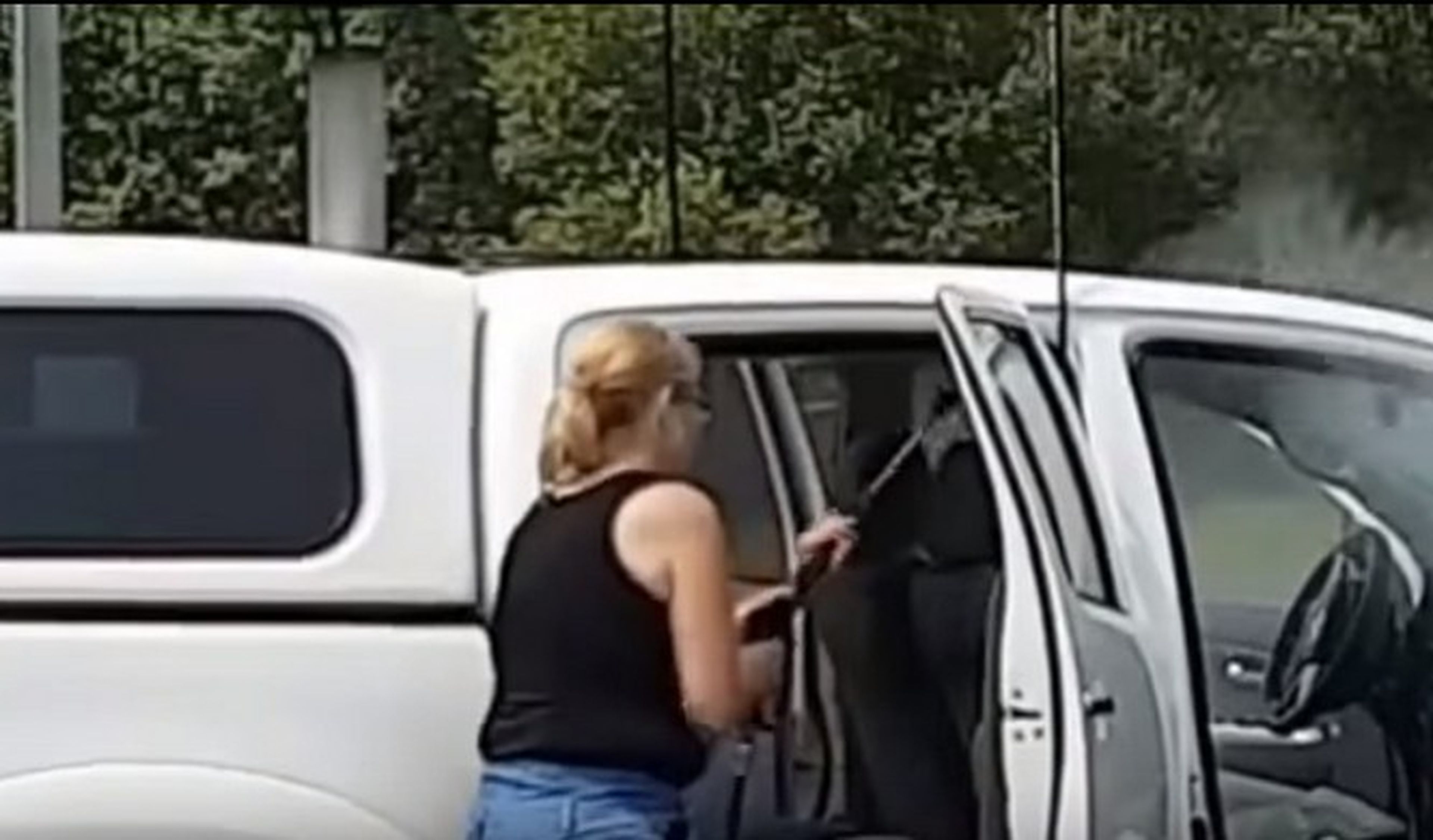 Vídeo: mujer lava a presión el interior del coche