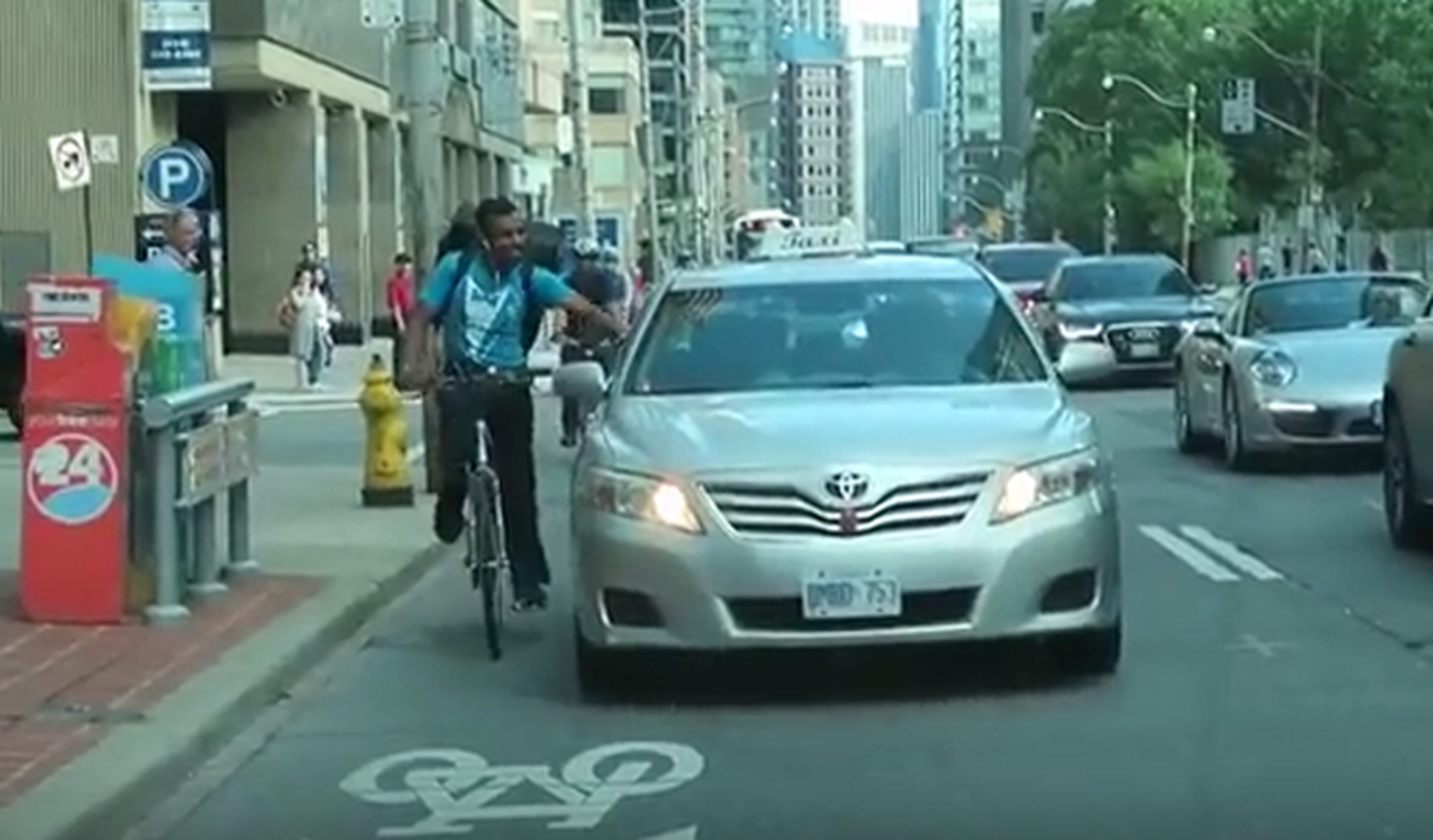 Vídeo: taxista atropella a un ciclista ¡a propósito!