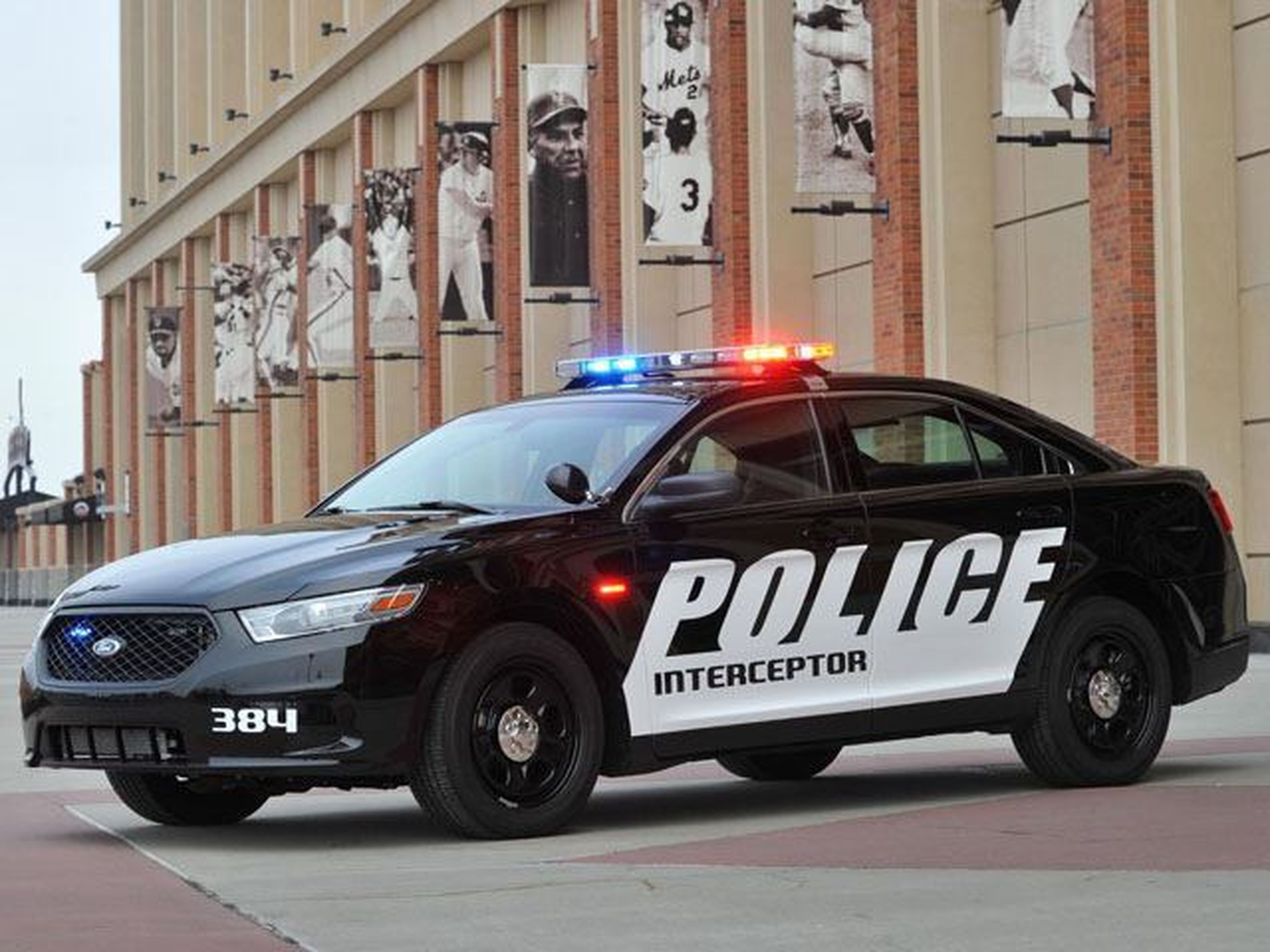 40.000 coches de polícia llamados a revisión