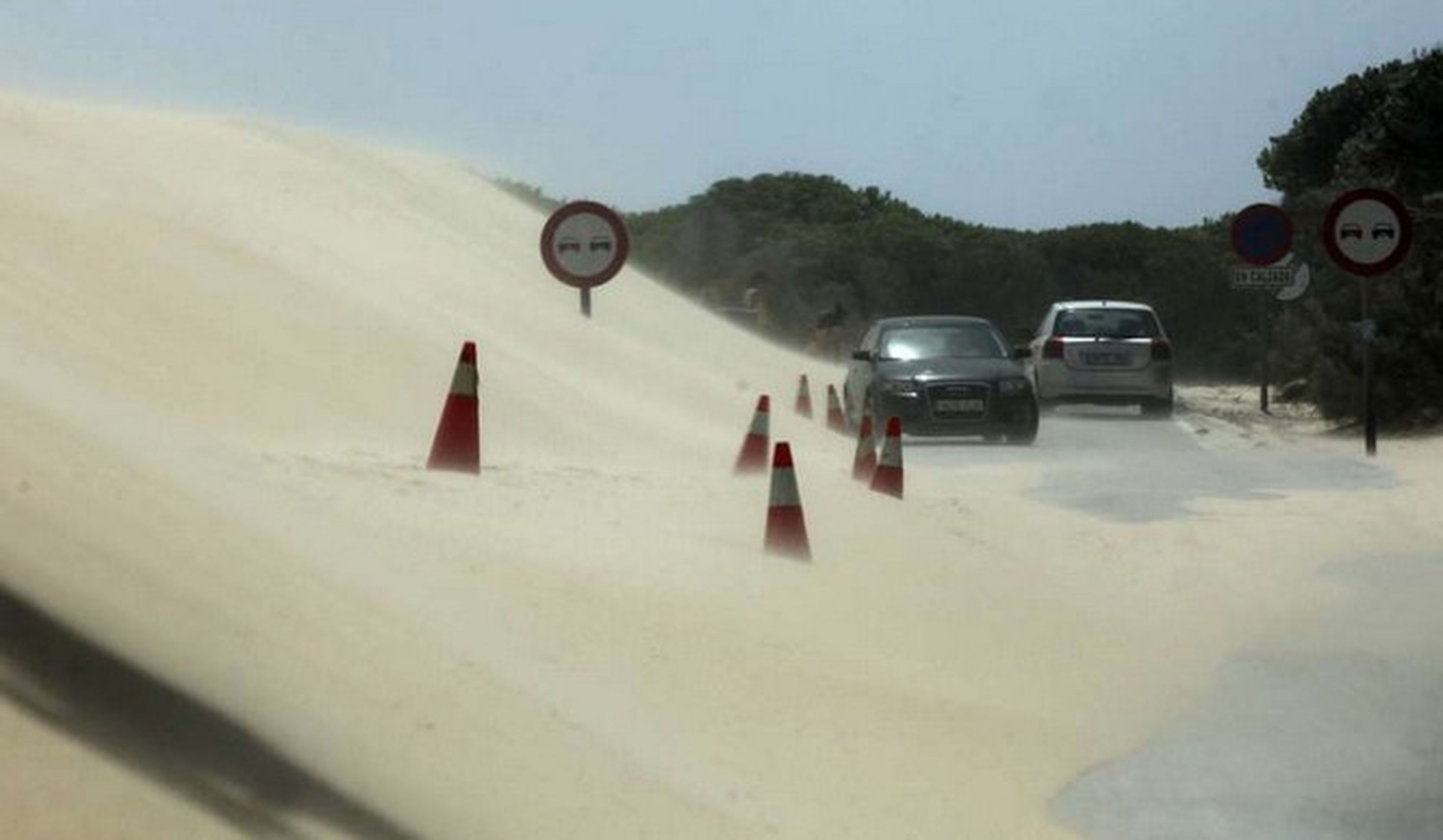 Un poblado de Tarifa incomunicado por una duna
