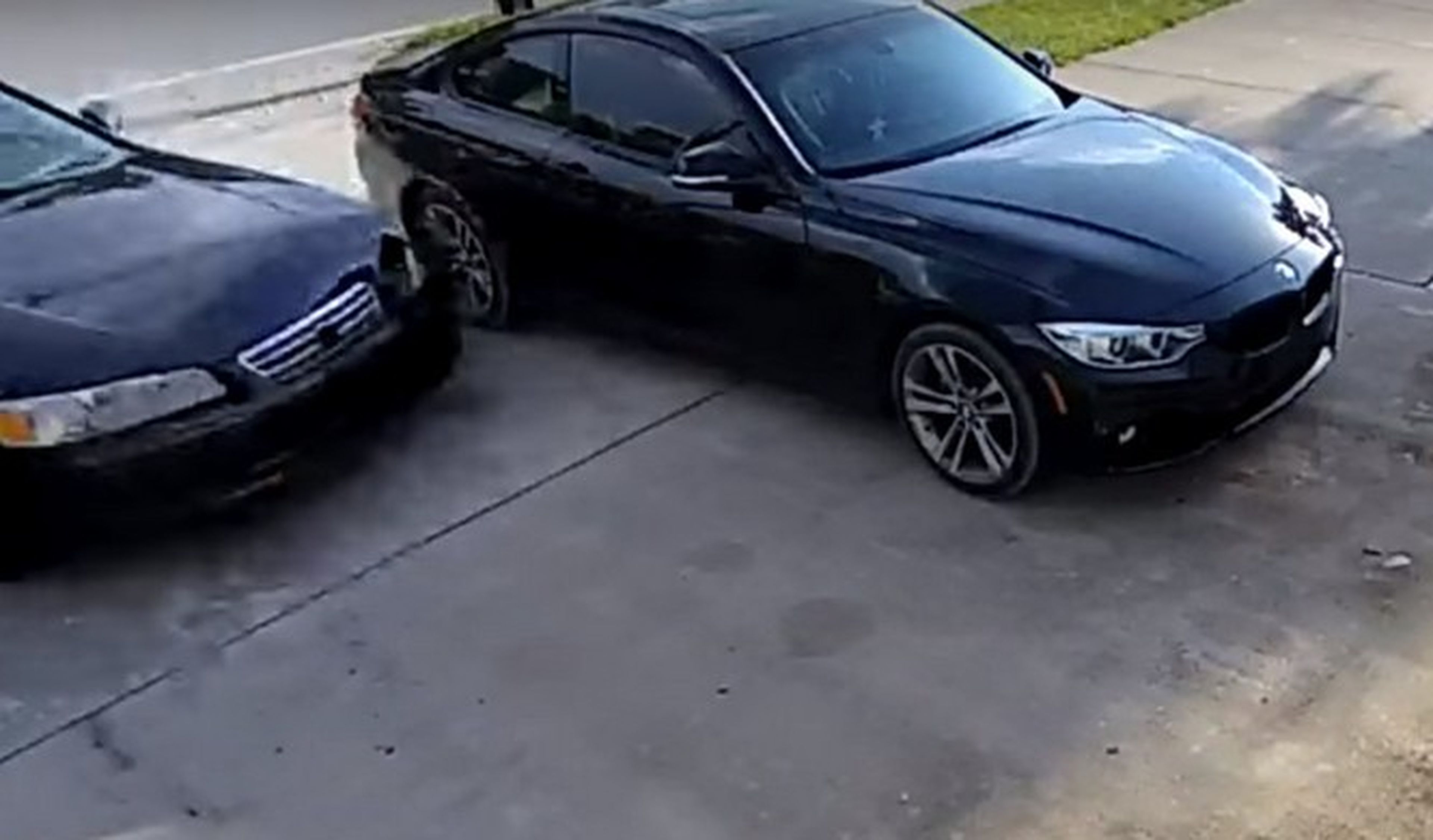 Vídeo: Pierde el control y se lleva la puerta de un garaje