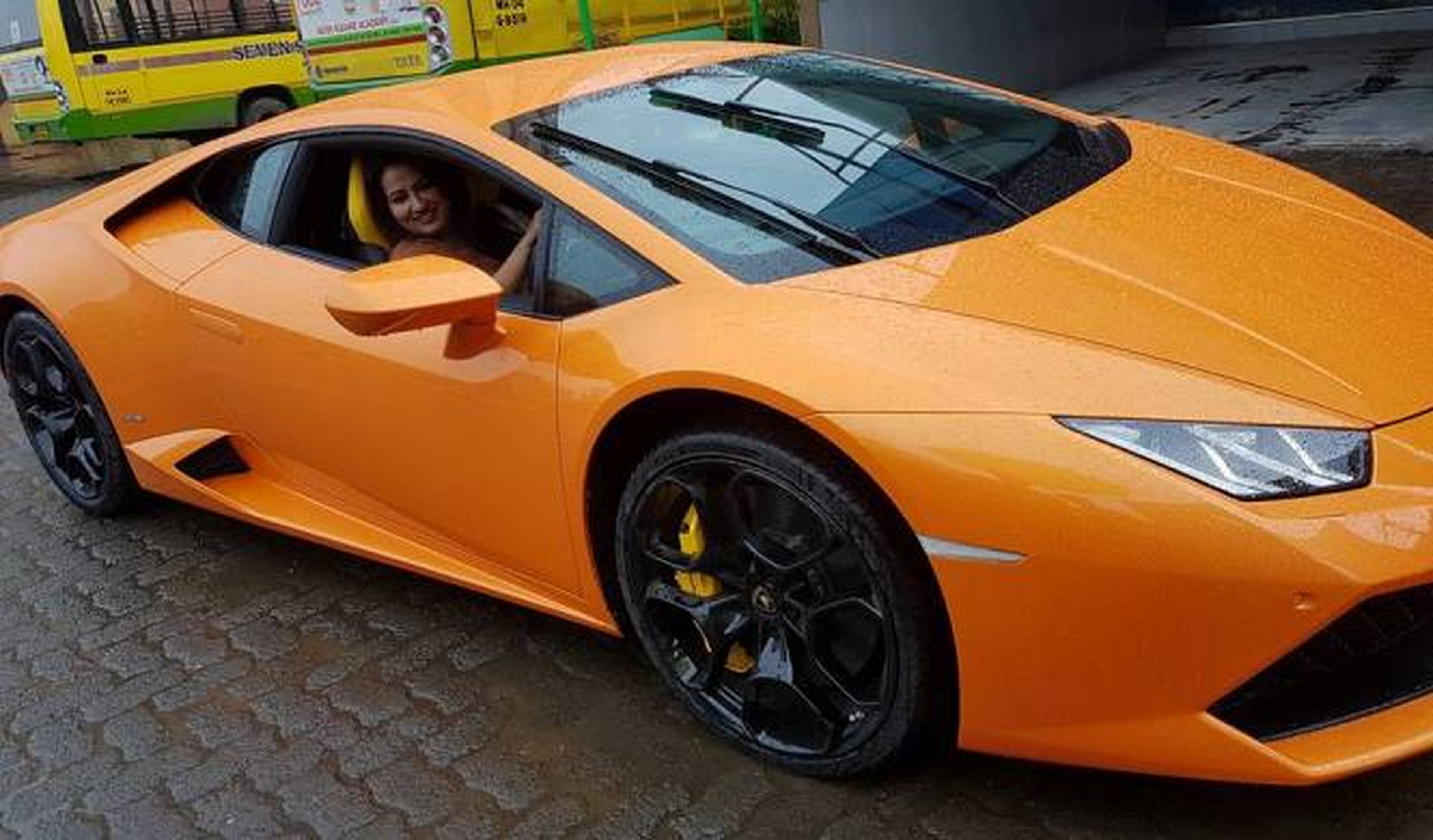 Vídeo: le regala un Lamborghini Huracán y lo empotra