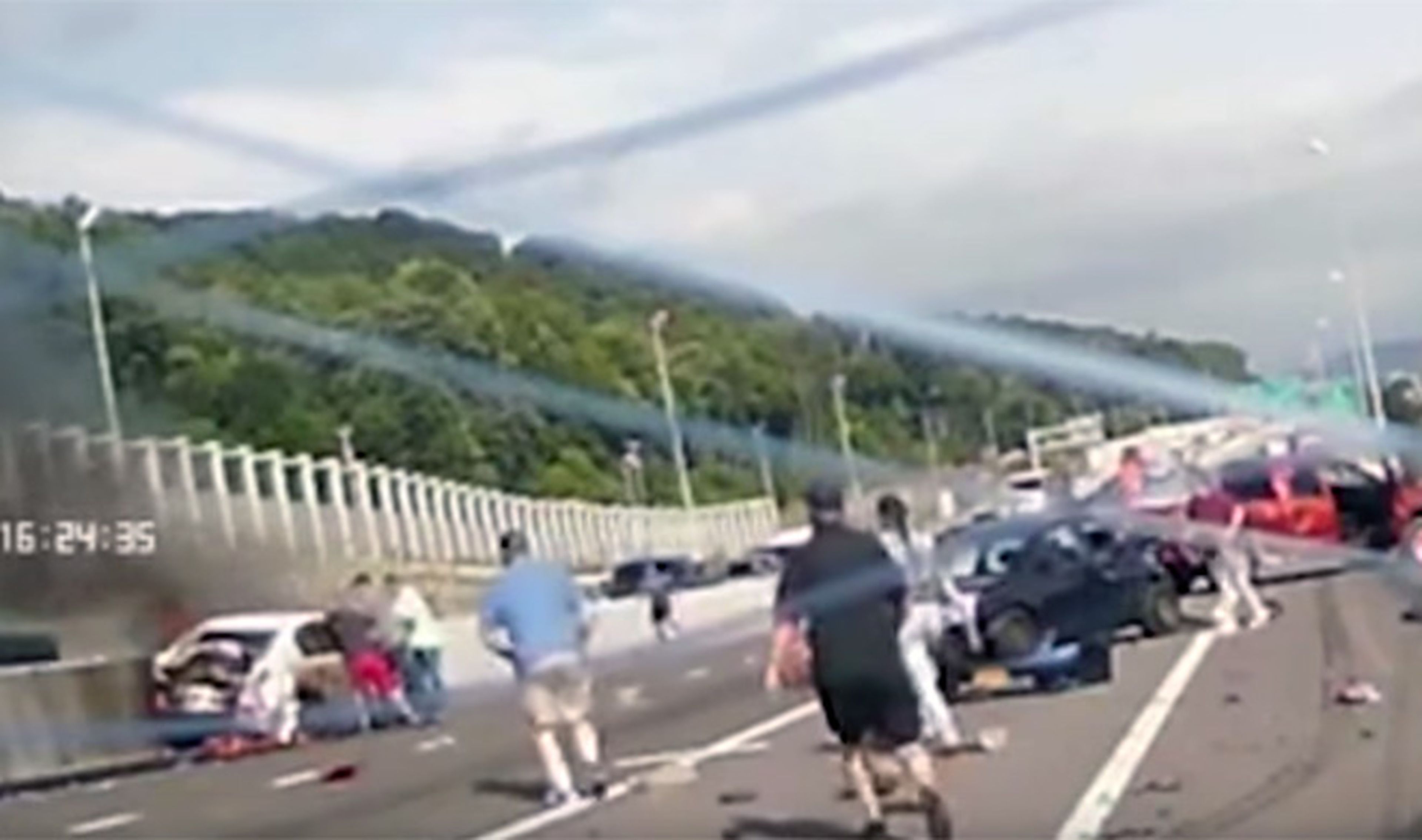 Vídeo: salvan a una mujer de su coche ardiendo
