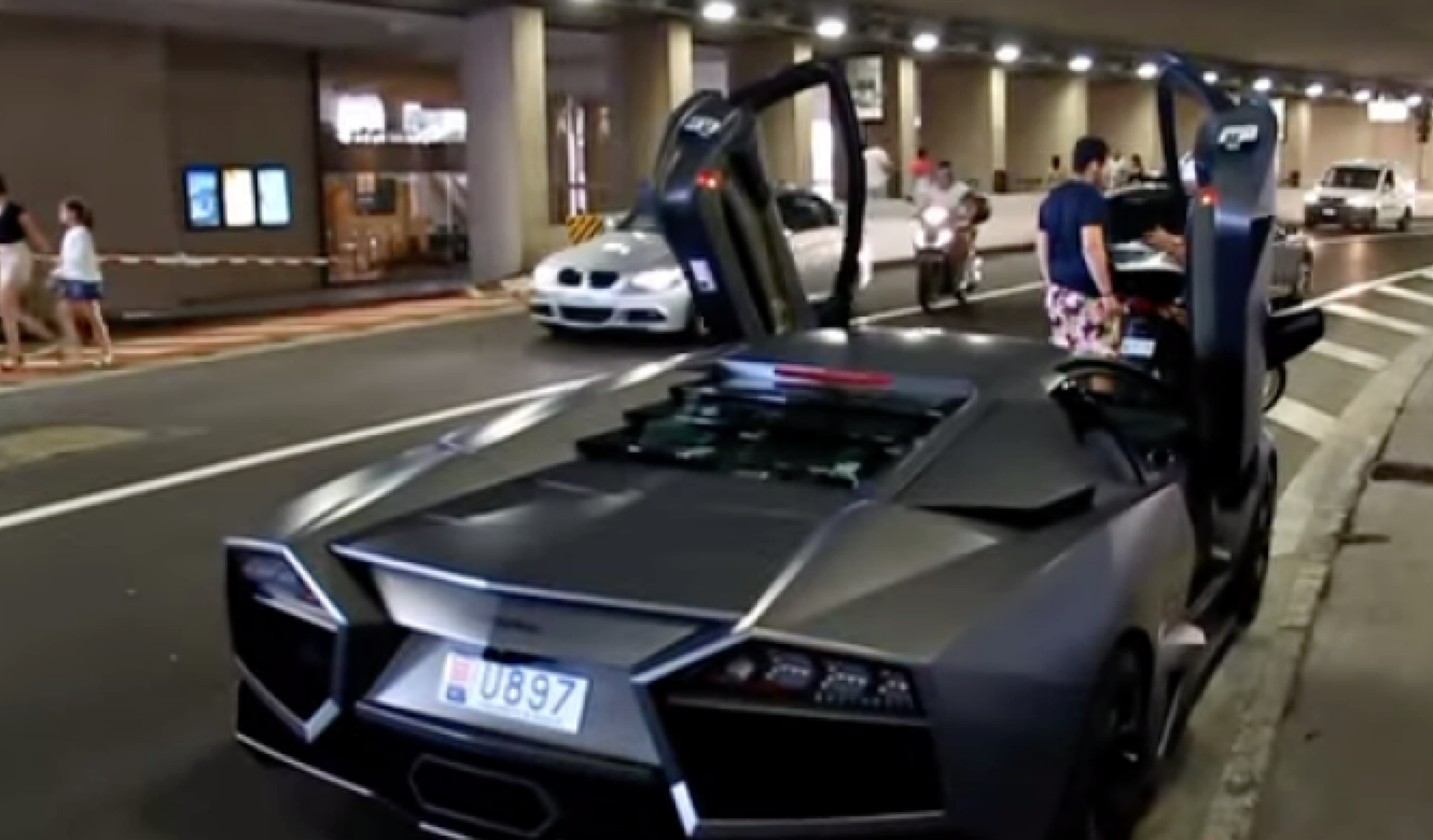 Vídeo: la multa más vergonzosa para un Lamborghini Reventón