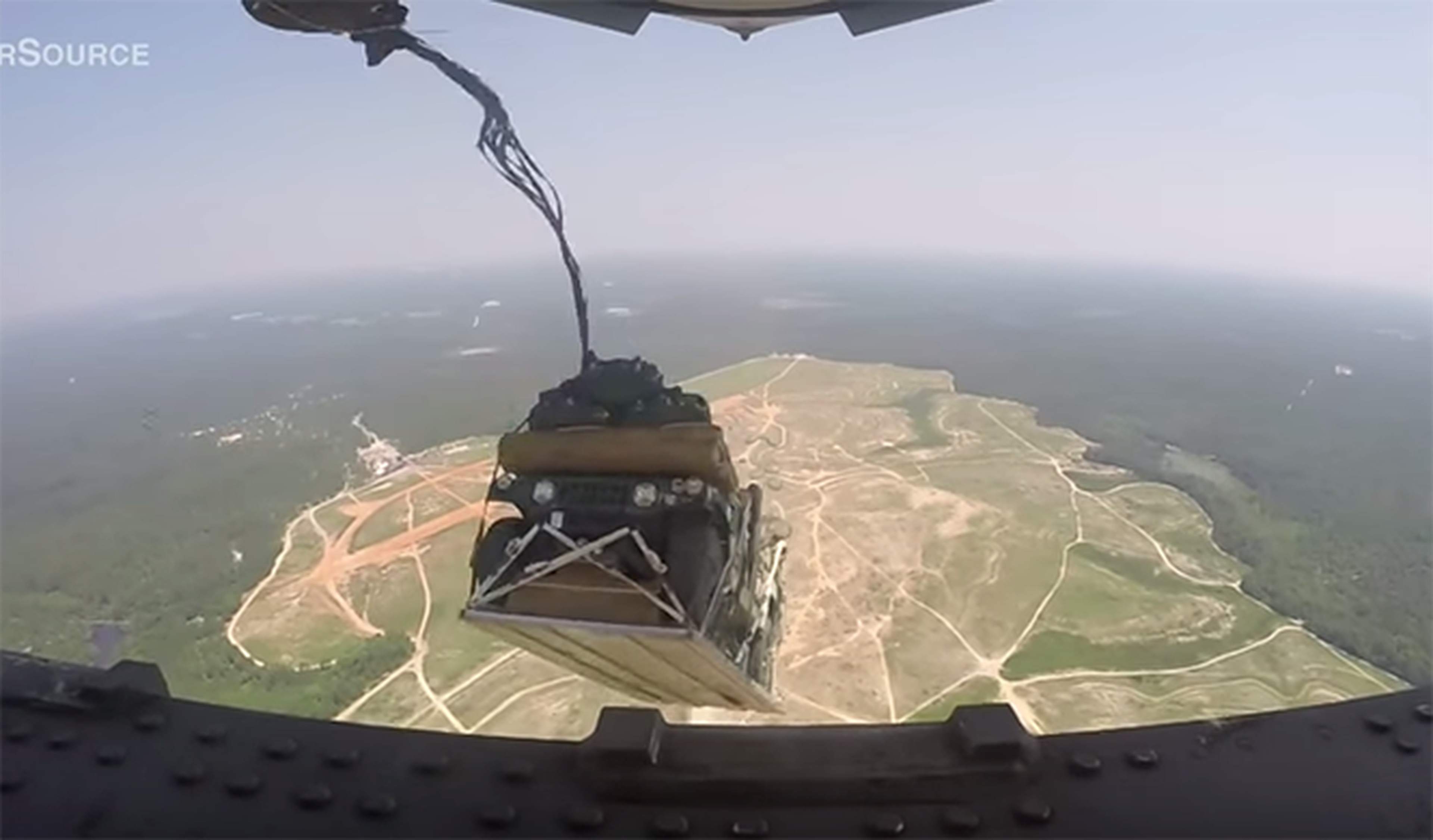 Los soldados americanos lanzan así sus Hummer desde el aire