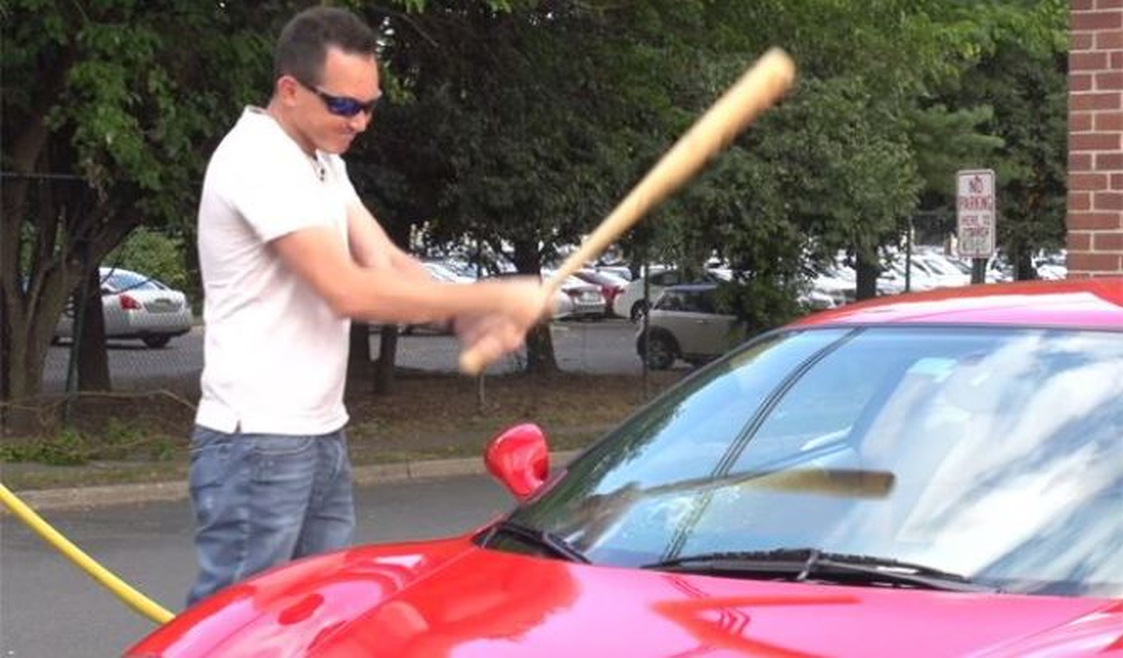 Vídeo: rompe con un bate el parabrisas de su Ferrari