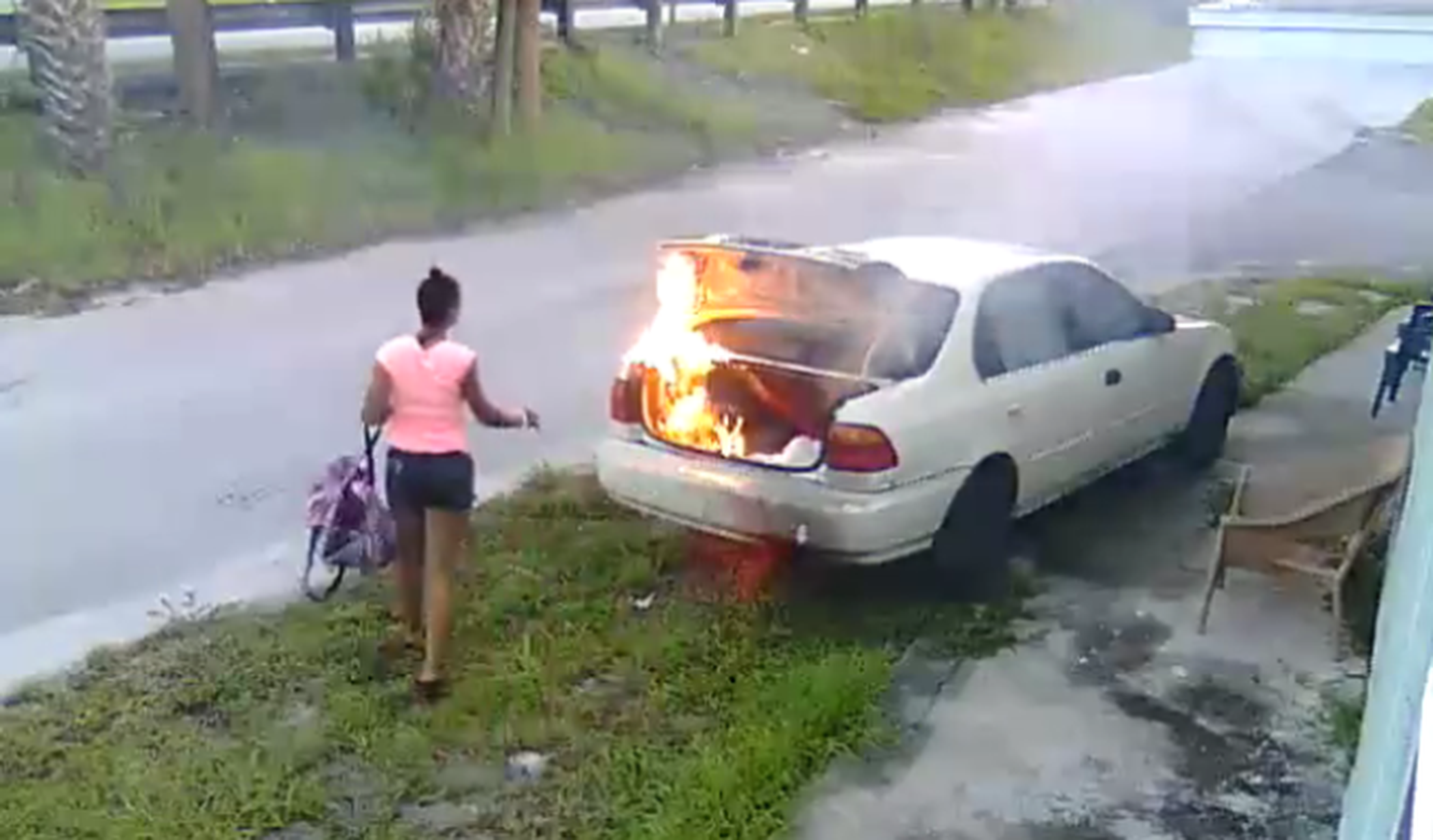 Vídeo: incendia un coche creyendo que era de su ex pareja