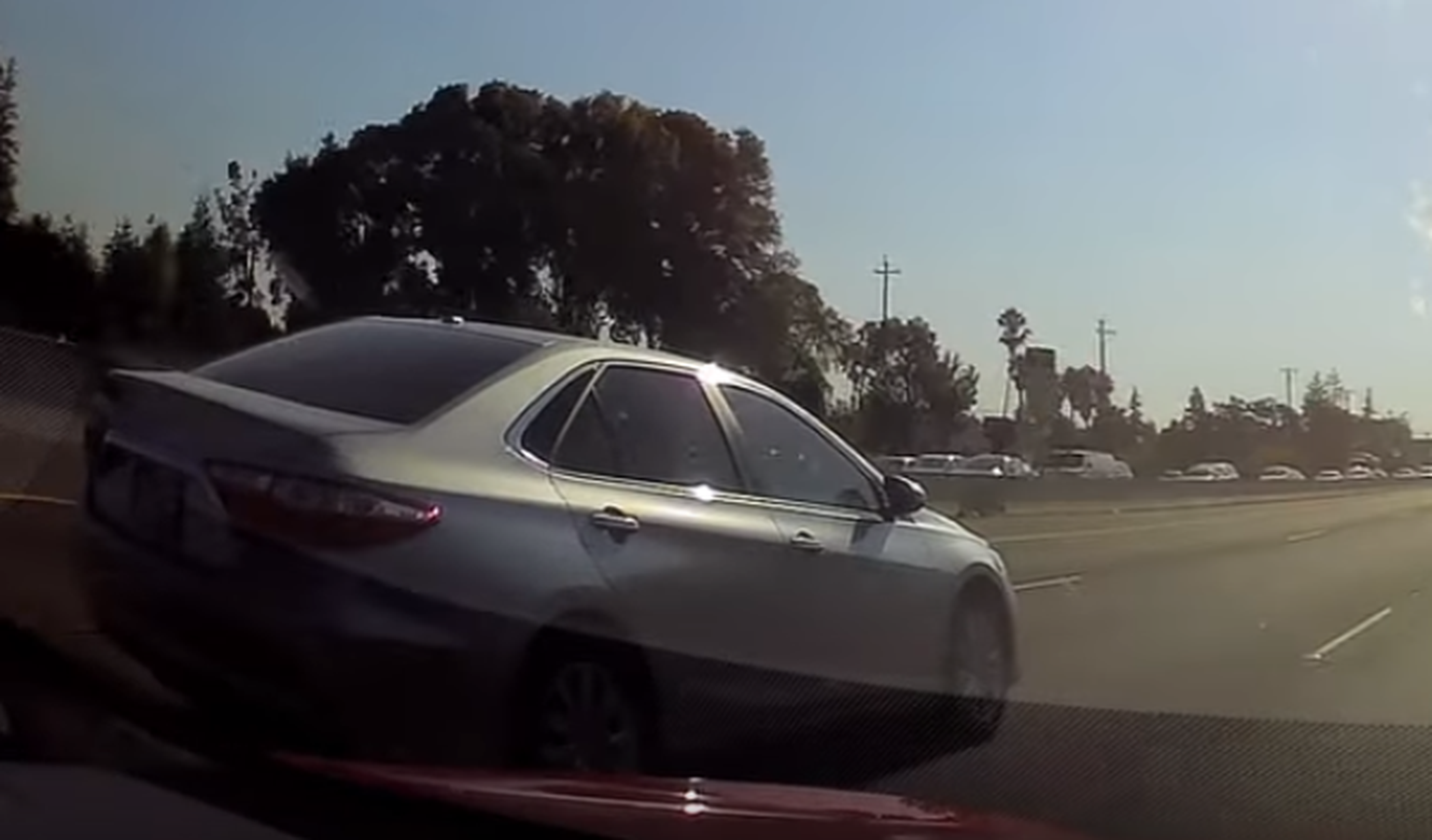 Vídeo: el piloto automático de Tesla evita un accidente