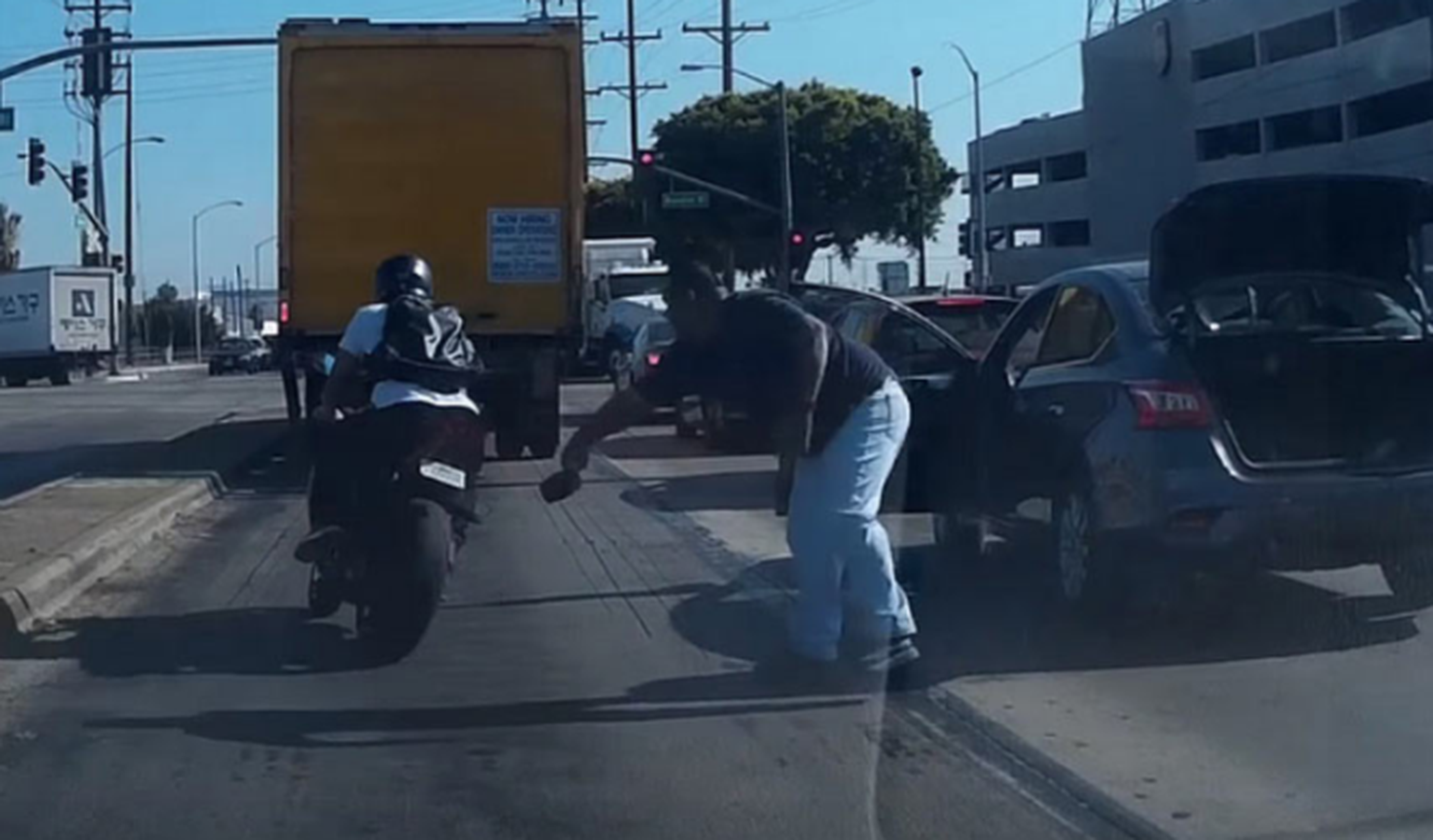 Vídeo: motorista, un conductor y un martillo en una pelea