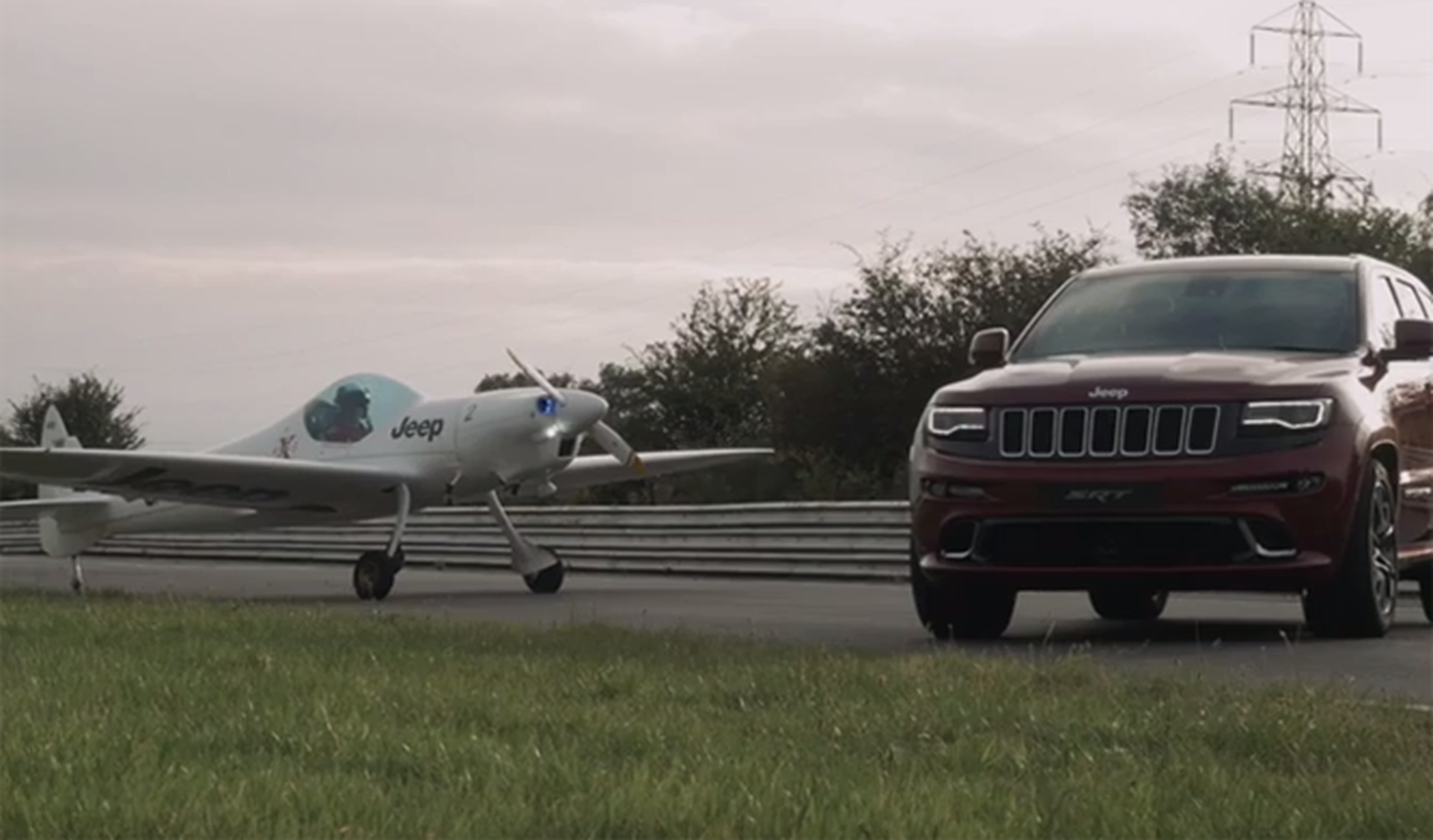 Jeep Grand Cherokee vs avión, ¿quién es más rápido?