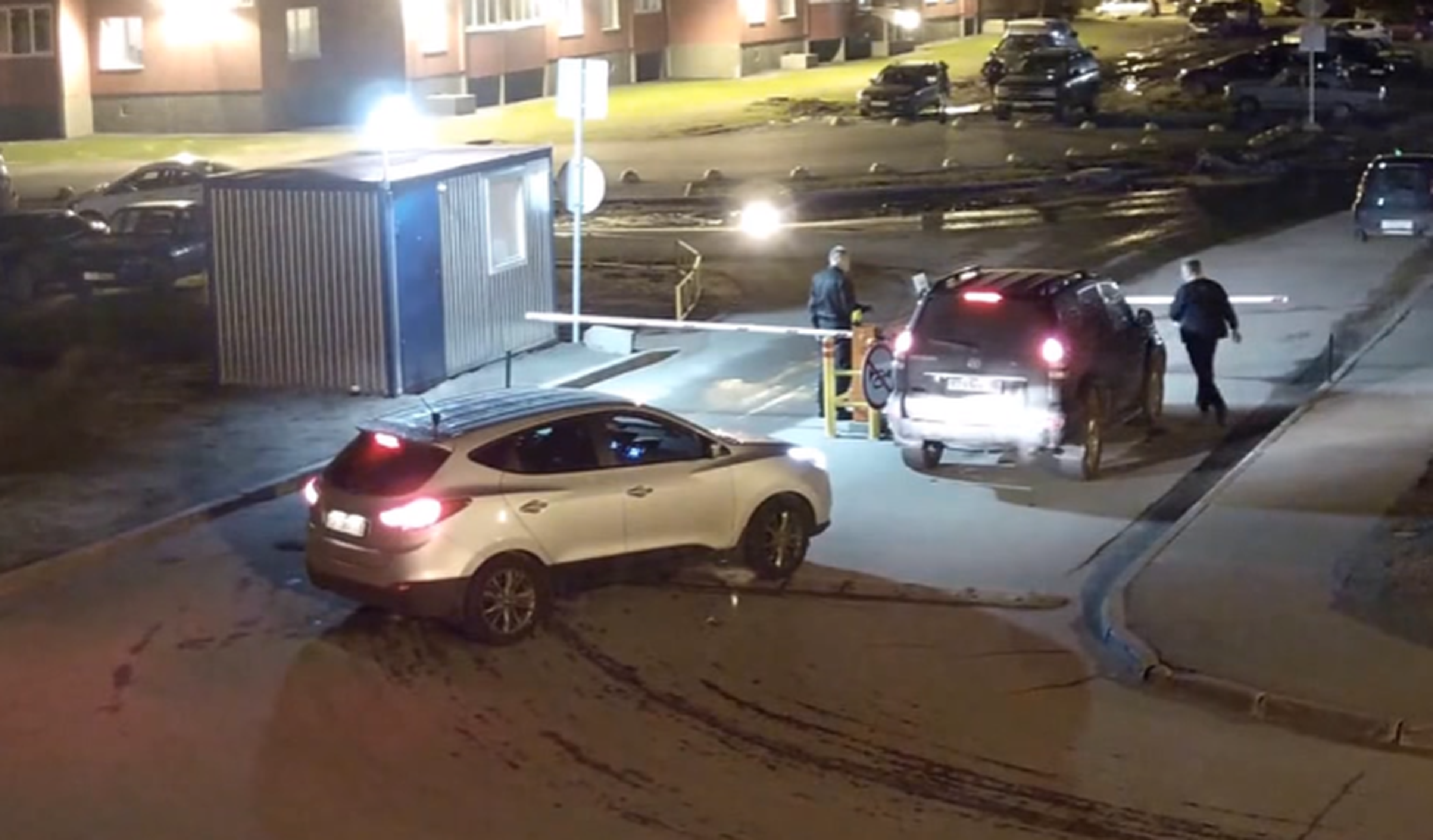 Vídeo: cómo no debes abrir la barrera de un parking