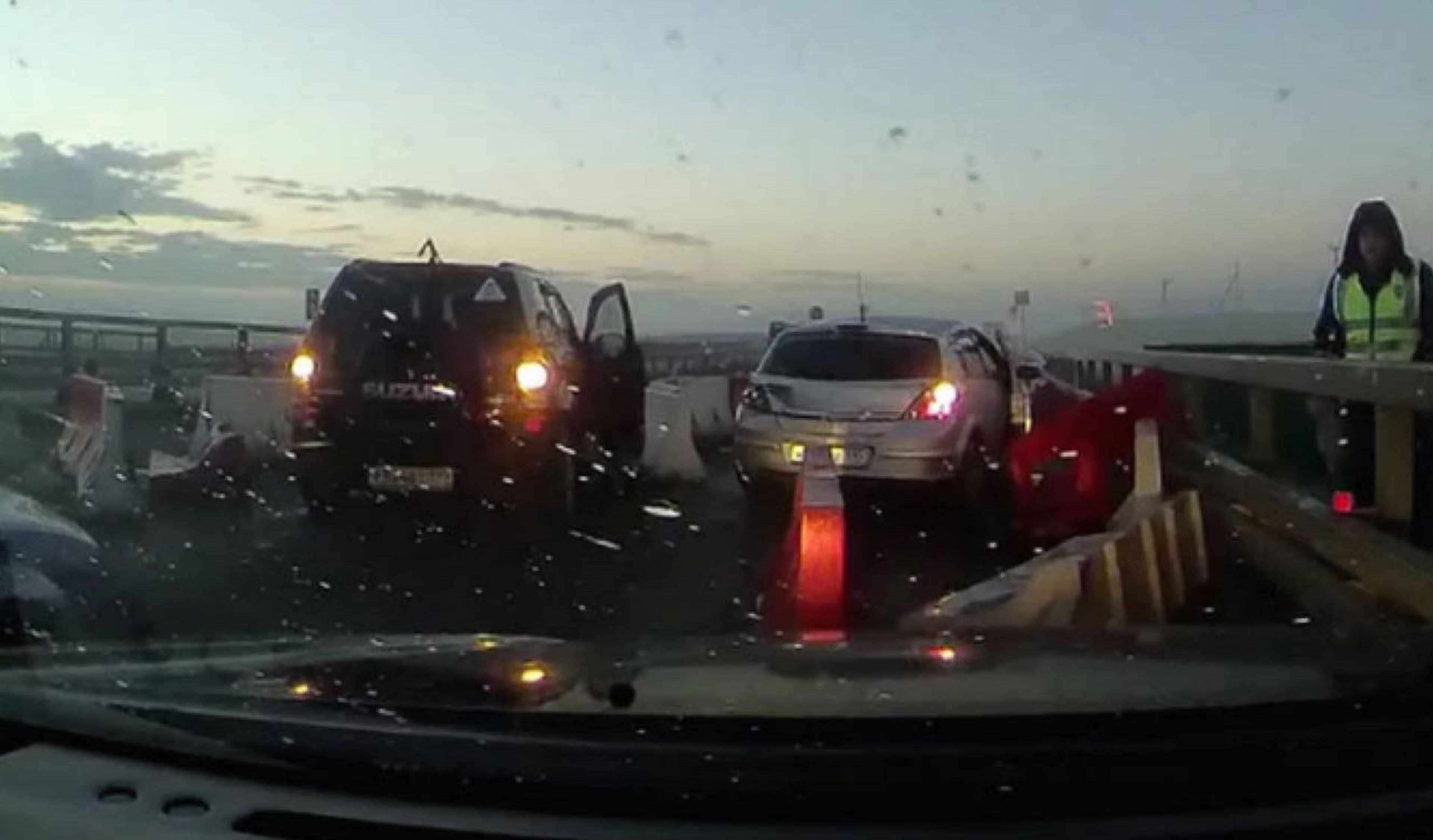 Vídeo: baja visibilidad y obras en carretera, mezcla fatal