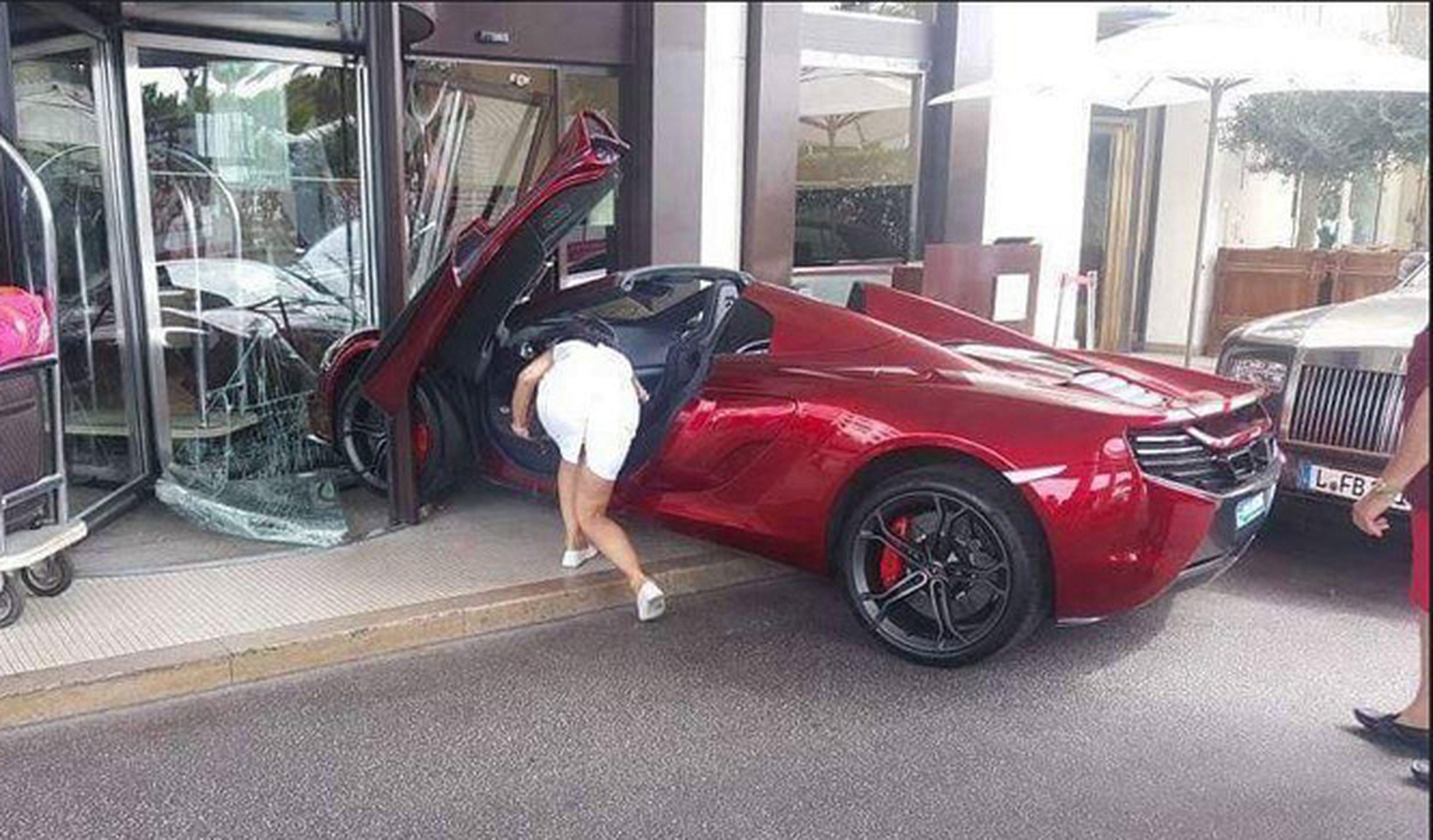 Un McLaren se estrella contra la puerta de un hotel de lujo