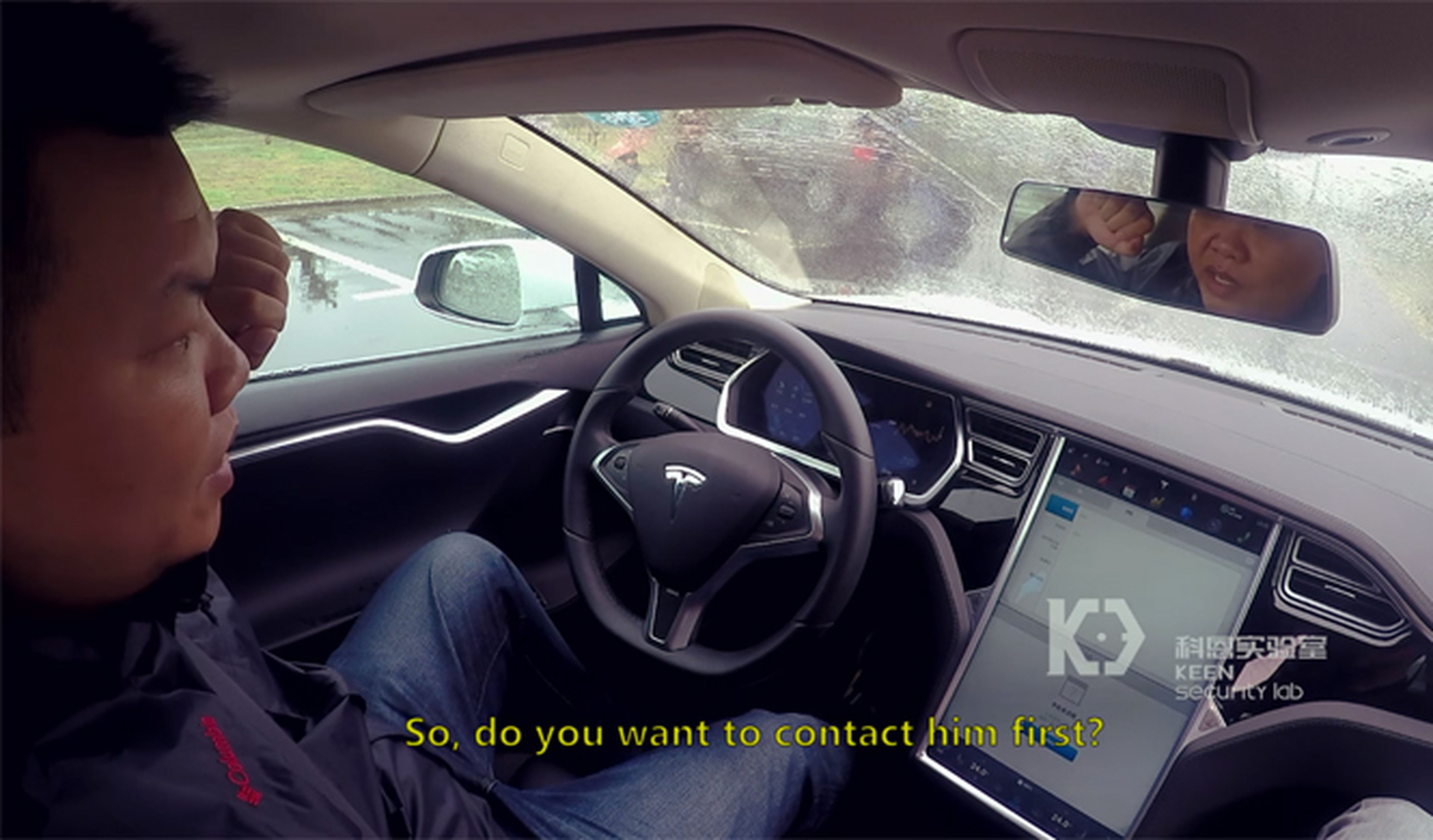 Tres hackers controlan un Tesla Model S