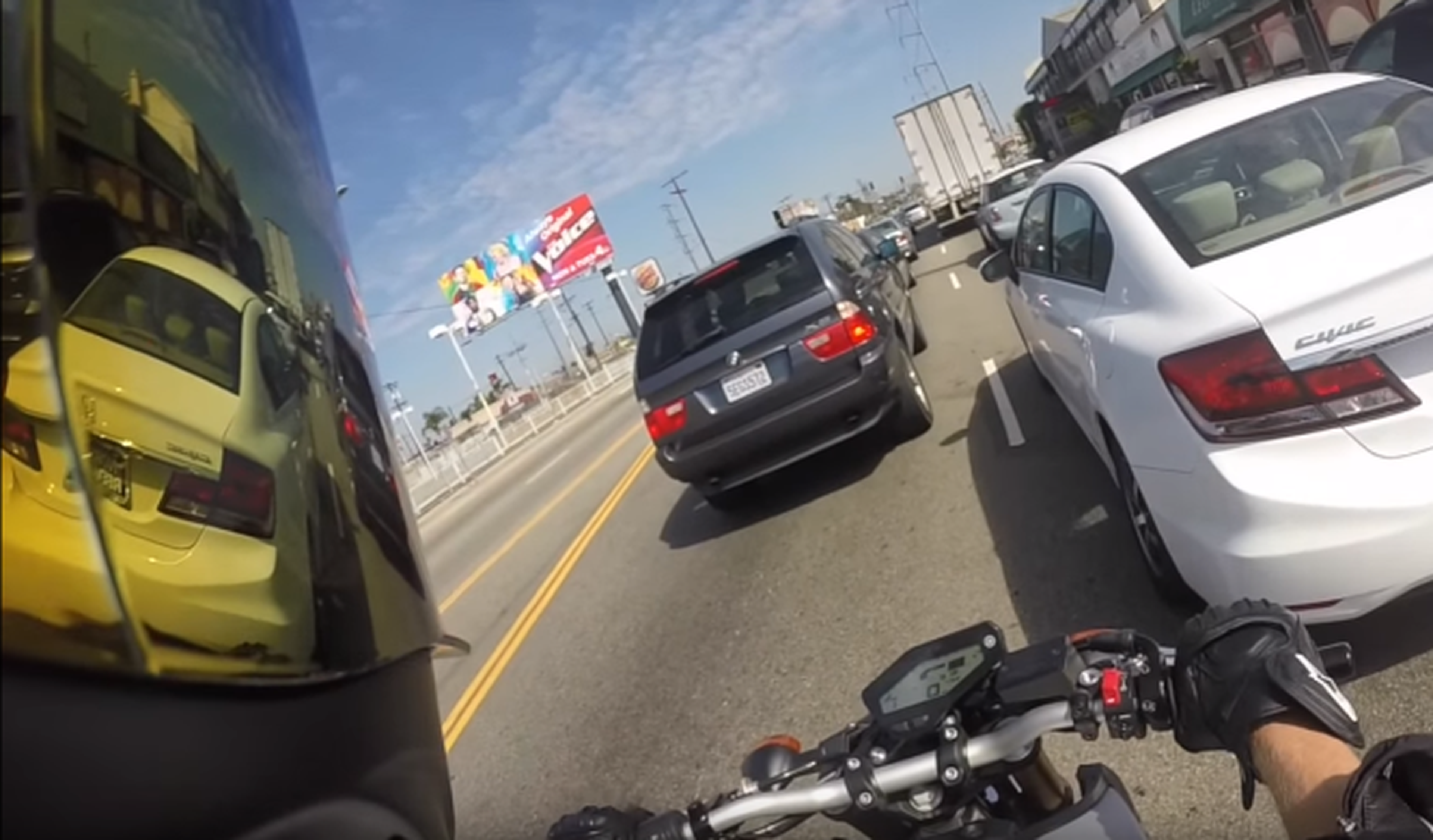 Vídeo: motorista se vuelve loco por no poder zigzaguear