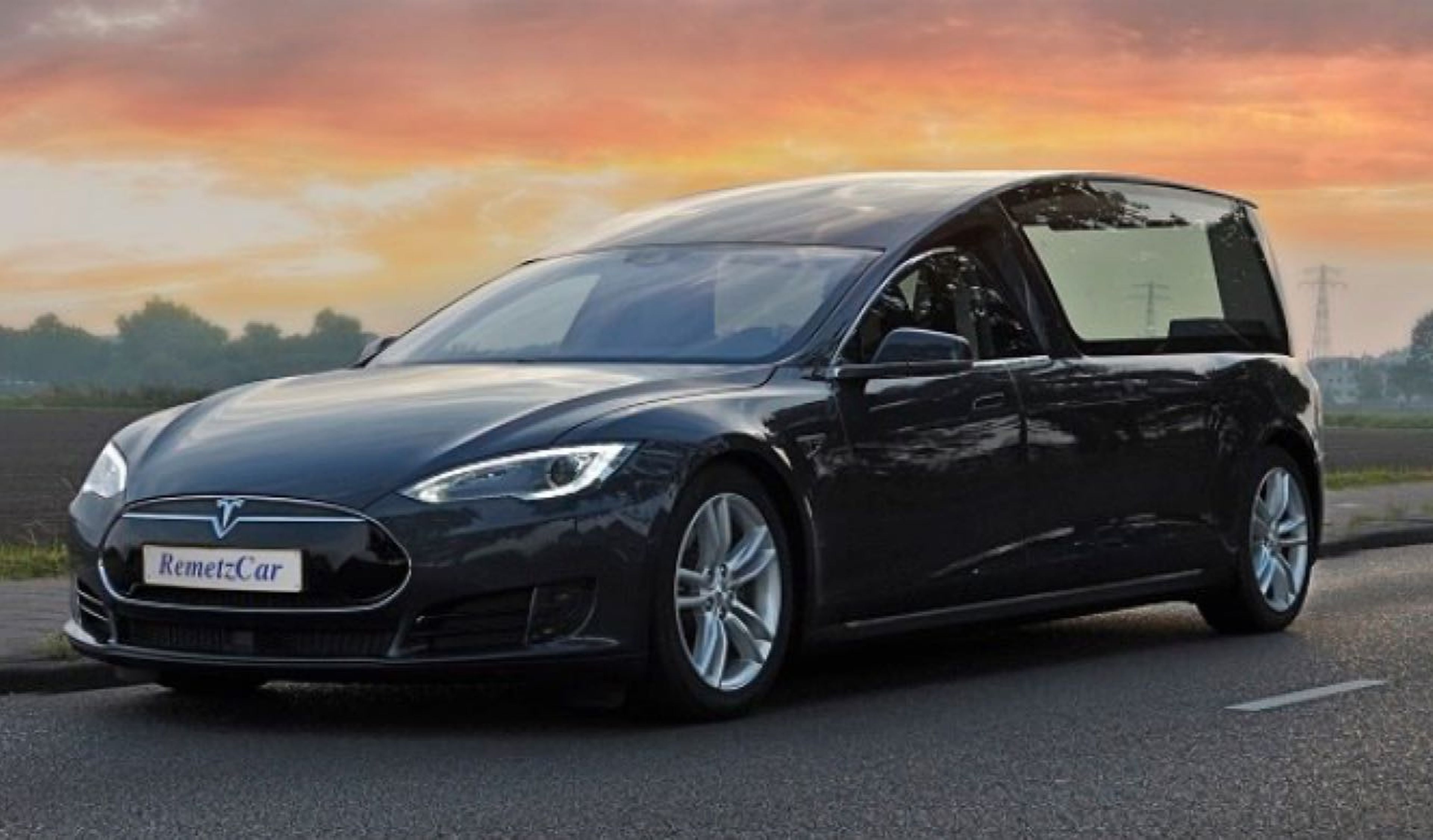 Convierten un Tesla Model S en coche fúnebre