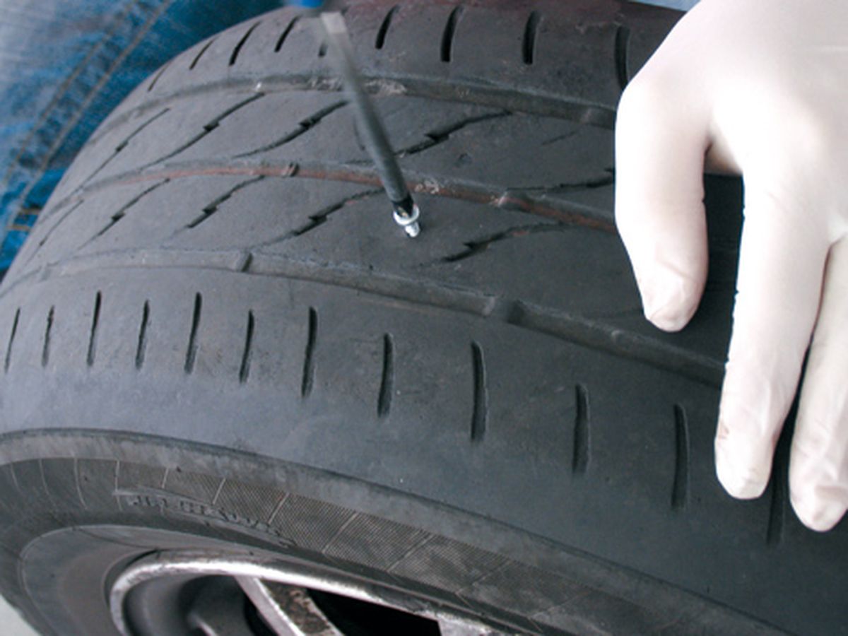 Cómo reparar un pinchazo en una rueda del coche