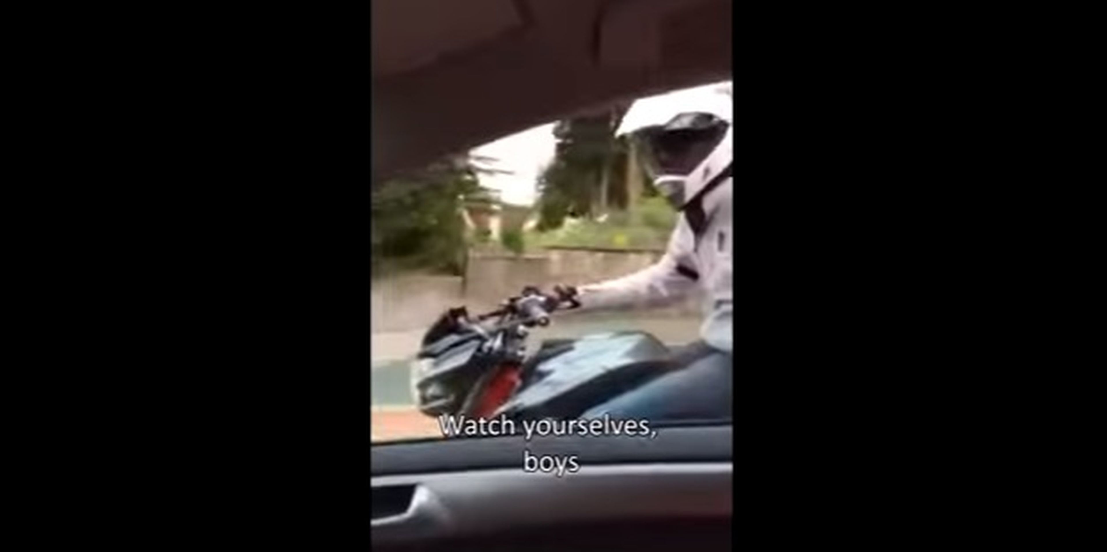 Vídeo: Si vas en moto y no miras por donde vas pasa esto