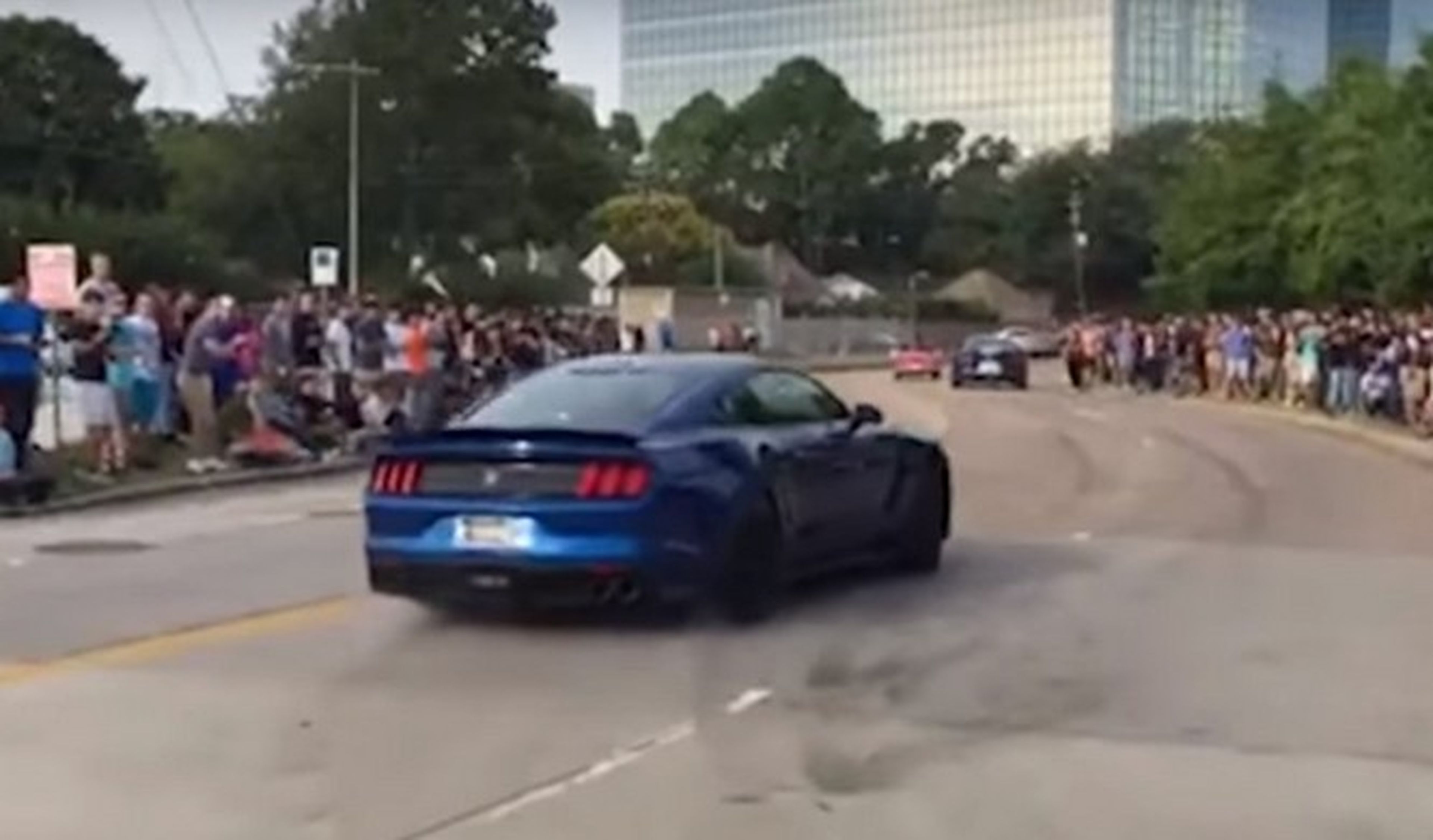 Vídeo: Un Ford Shelby Mustang GT 350 fuera de control