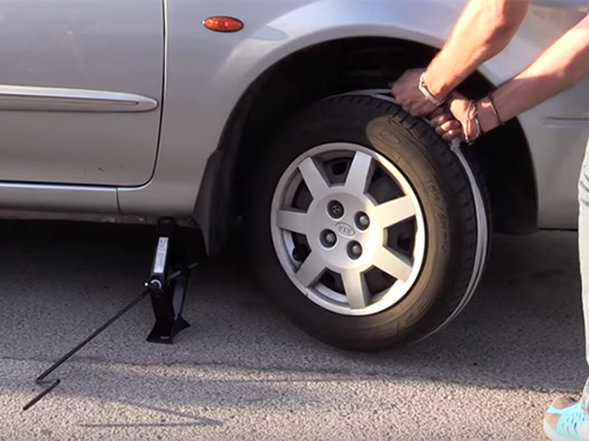 Vídeo: Cómo arrancar con pinzas el coche