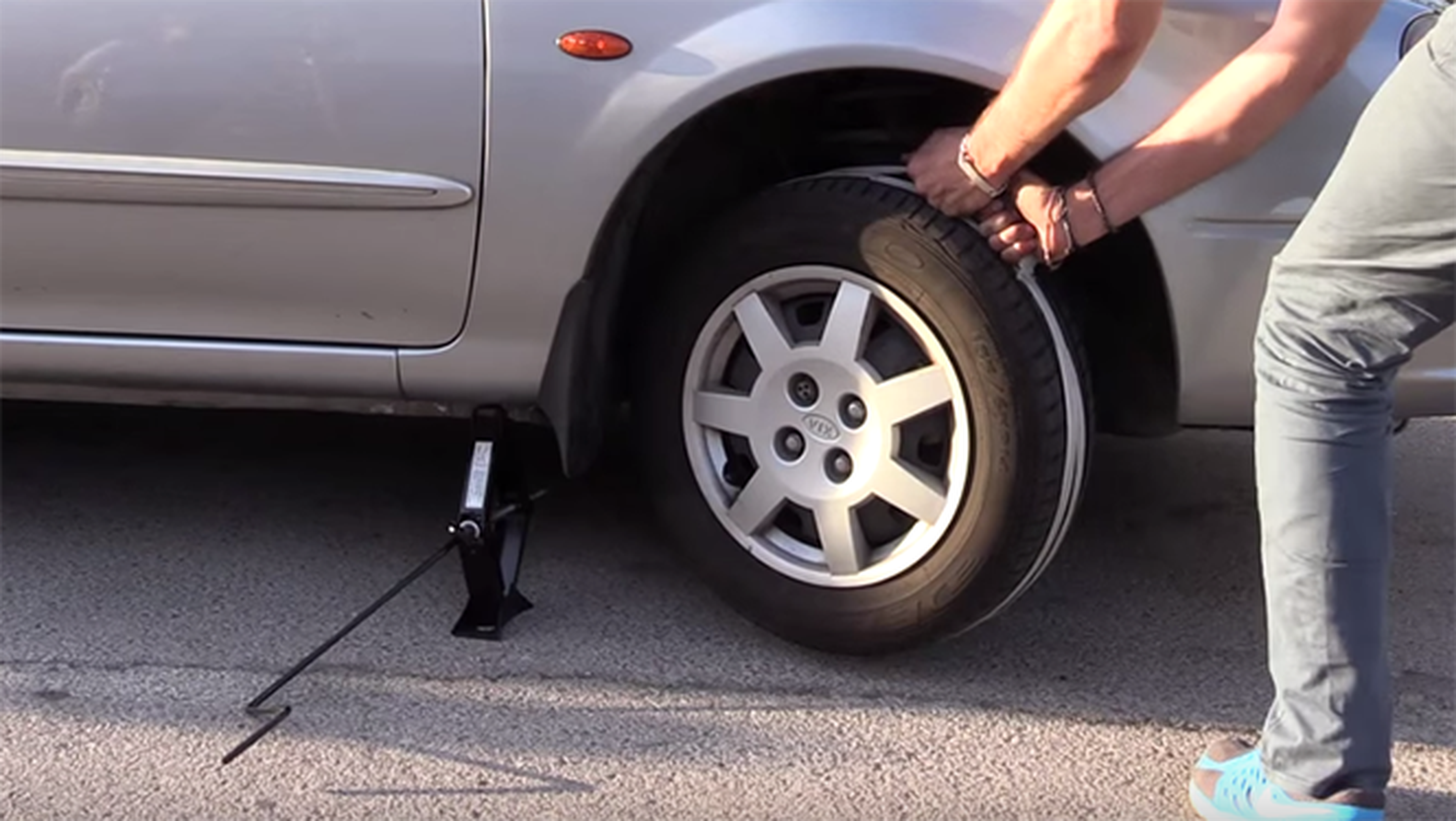 Video: cómo arrancar un coche con una cuerda