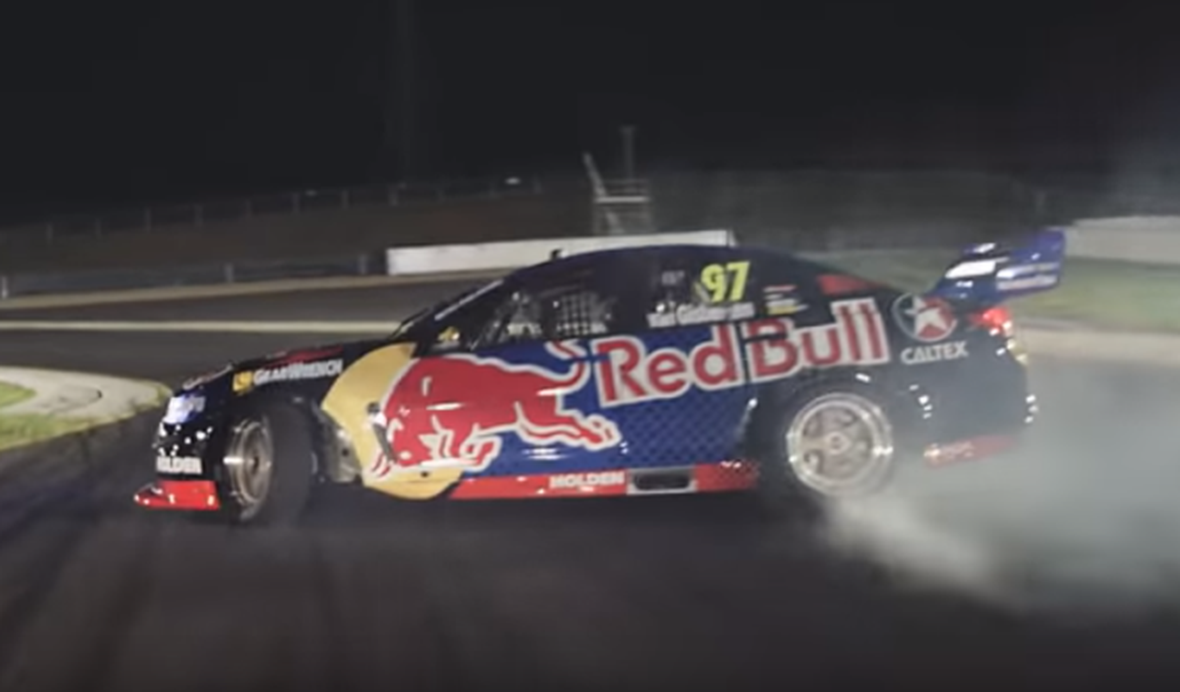 Vídeo: Red Bull y su espectacular Holden Commodore de drift