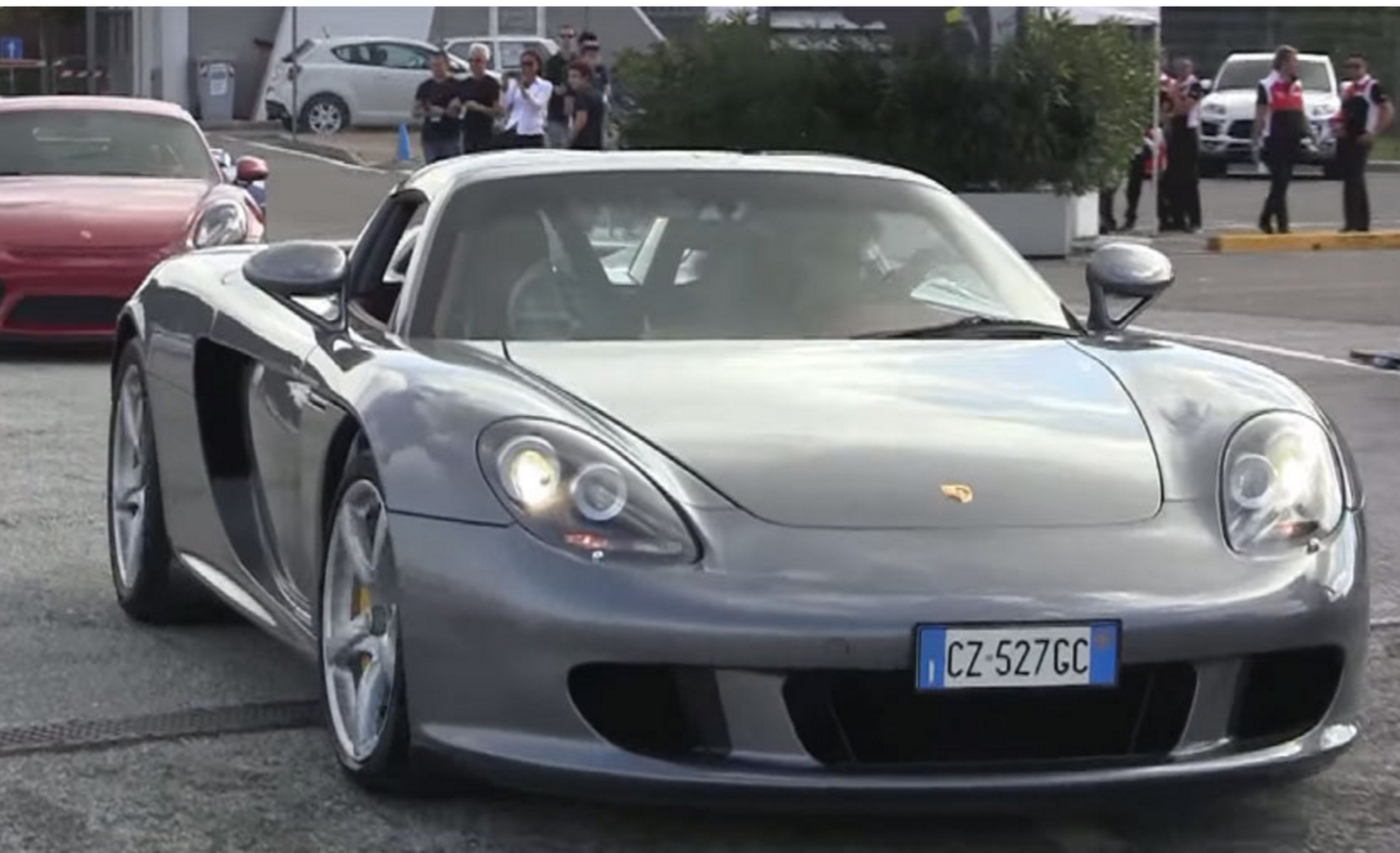 Horacio Pagani pasea su colección de Porsche