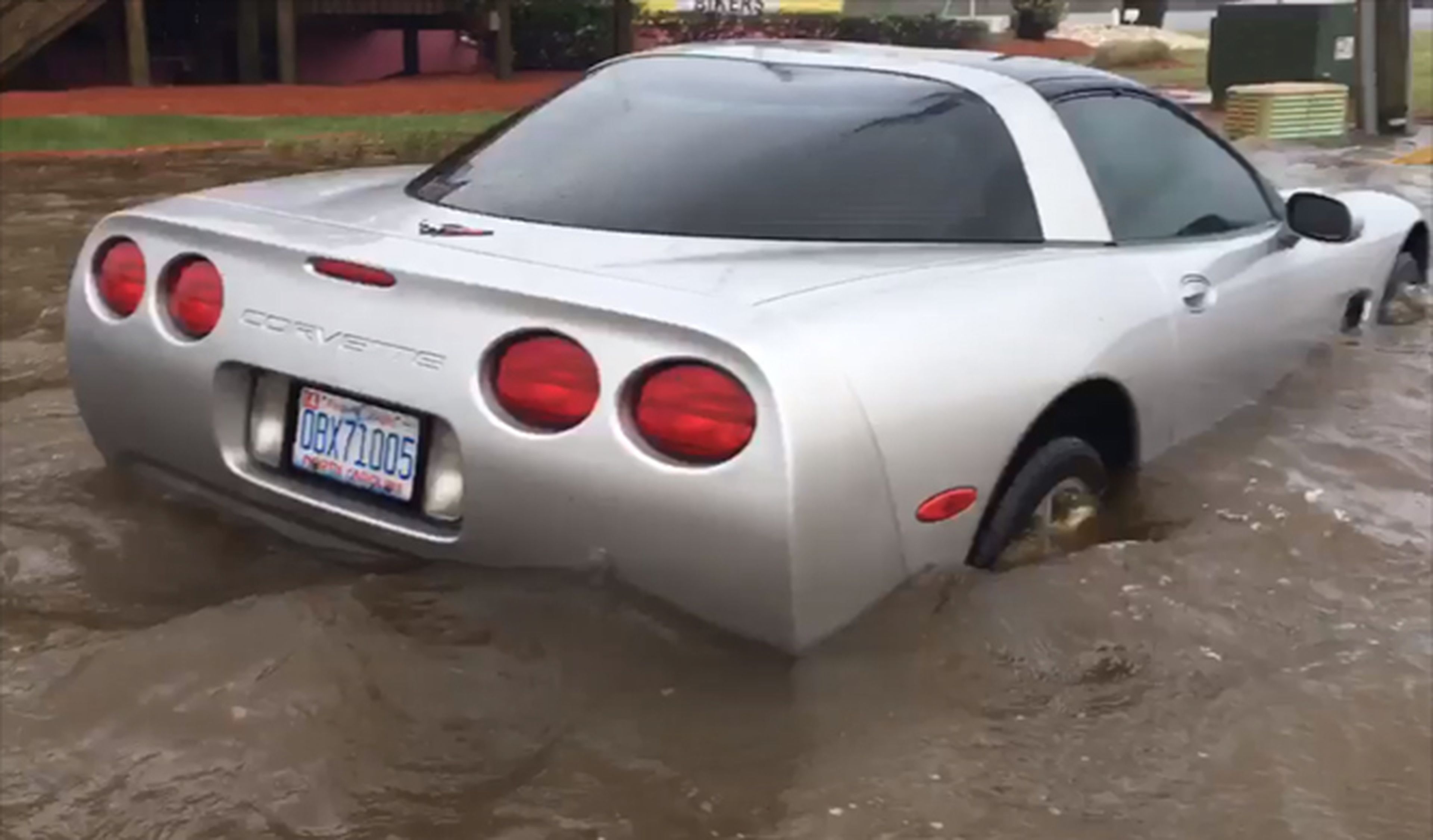 Vídeo: un Chevrolet Corvette sucumbe al huracán Matthew