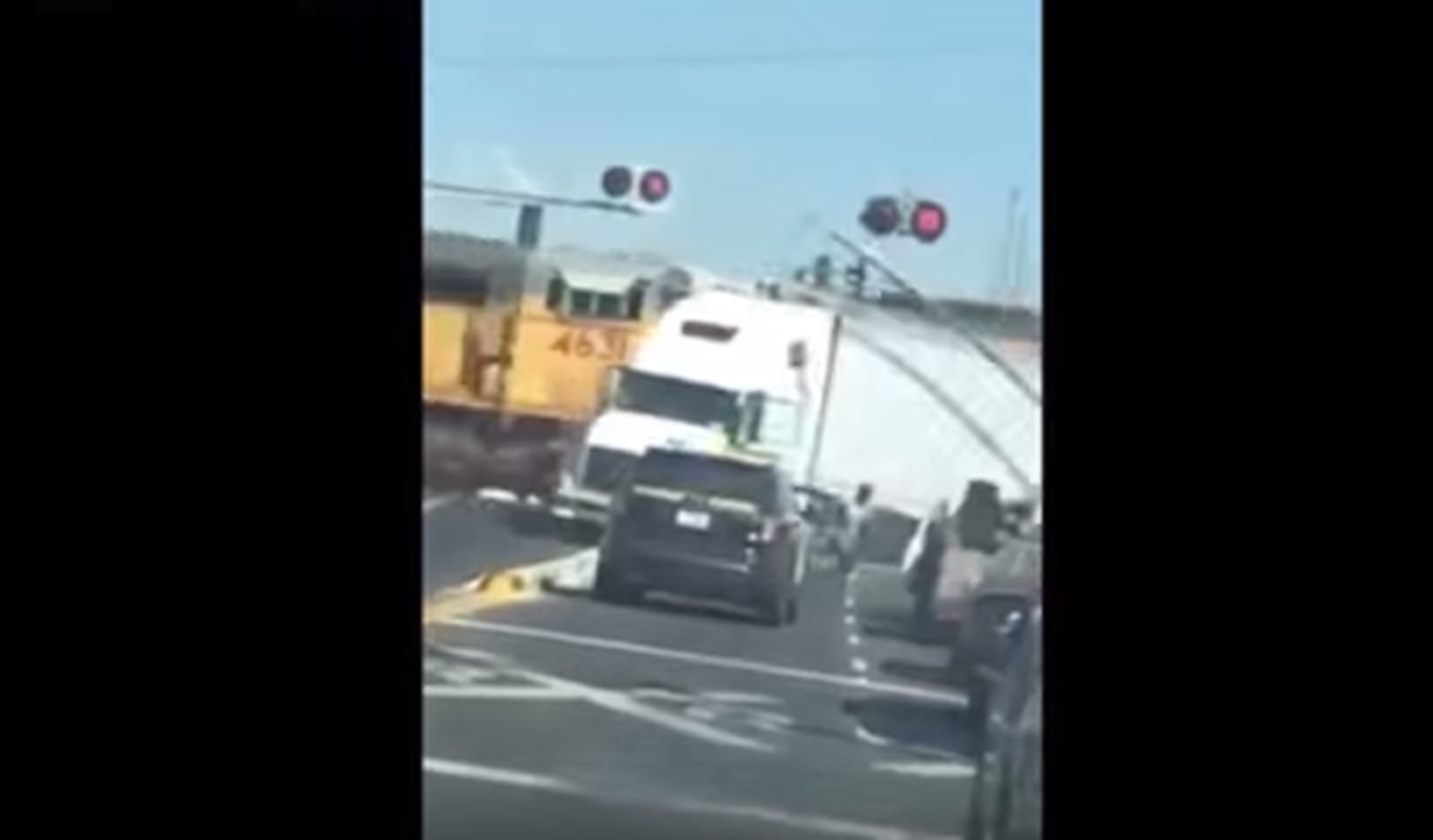 Salta del camión justo antes de que lo arrolle el tren