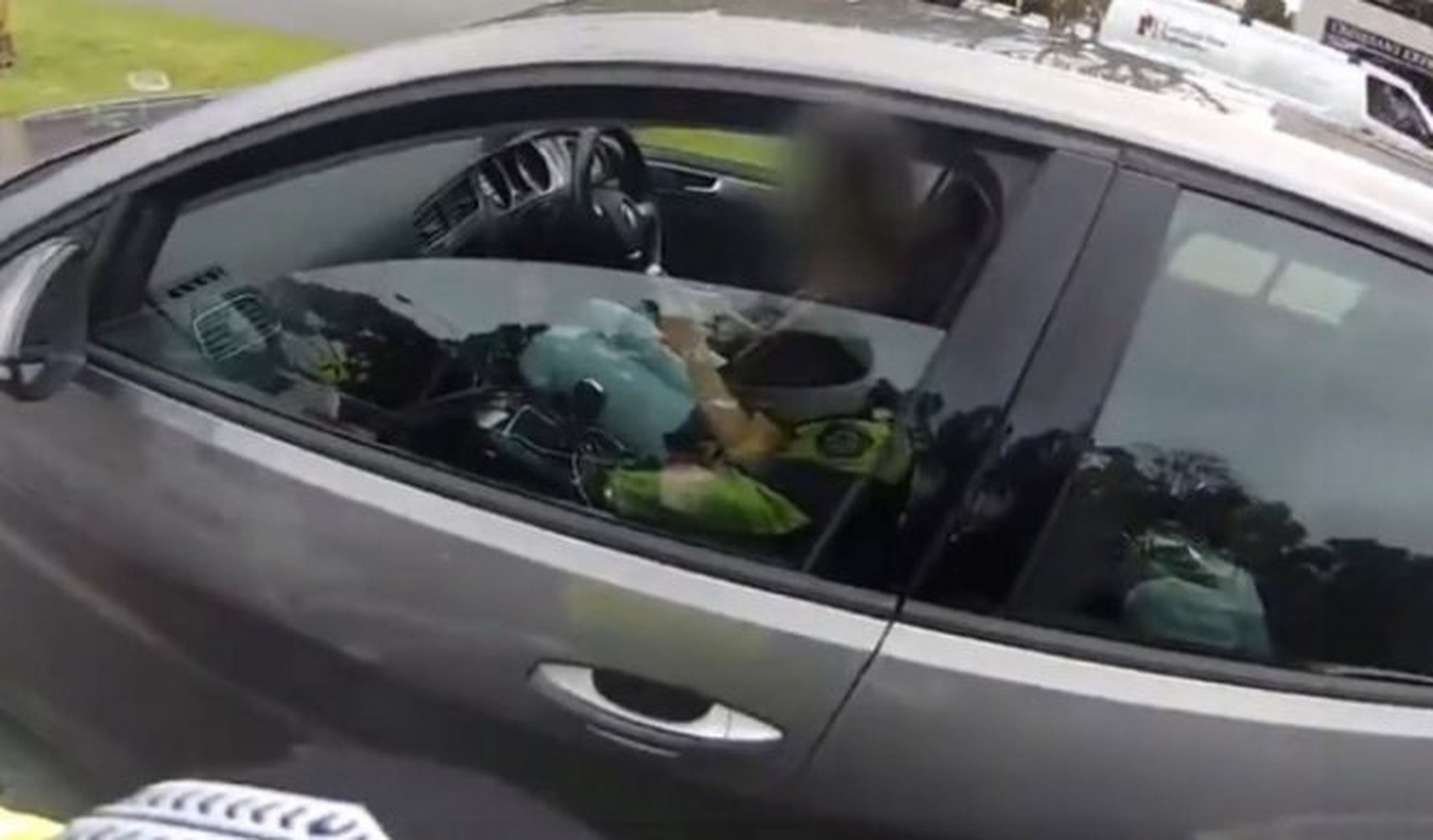 Vídeo: cazada mientras utiliza el móvil al volante