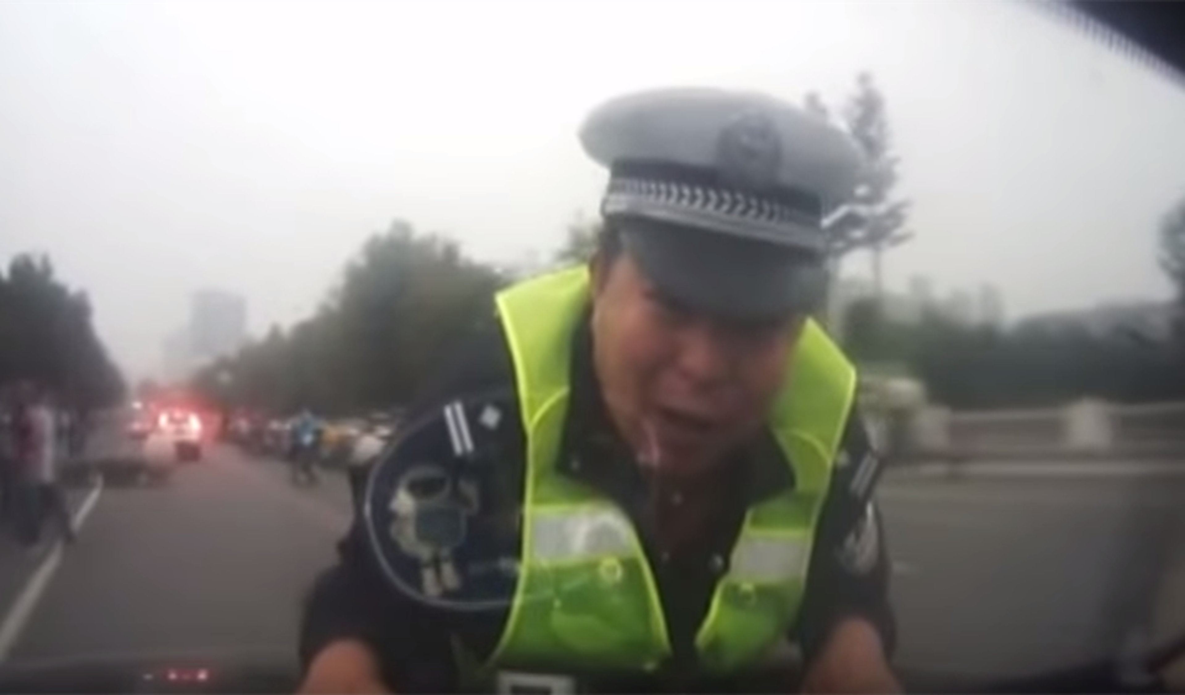 Impresionante: huye con un policía en el capó durante 2 kms