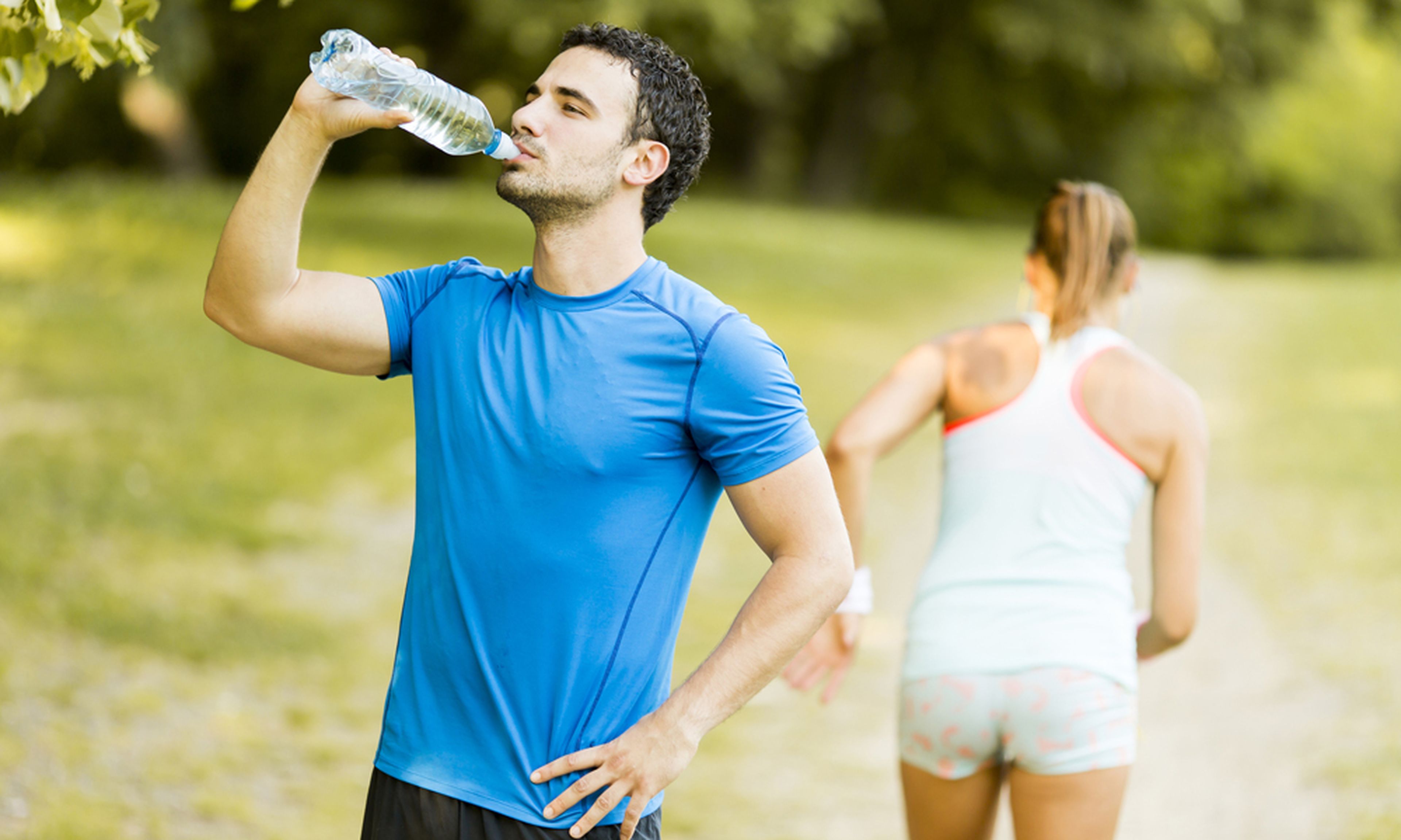 ¿De verdad es bueno beber dos litros de agua al día?