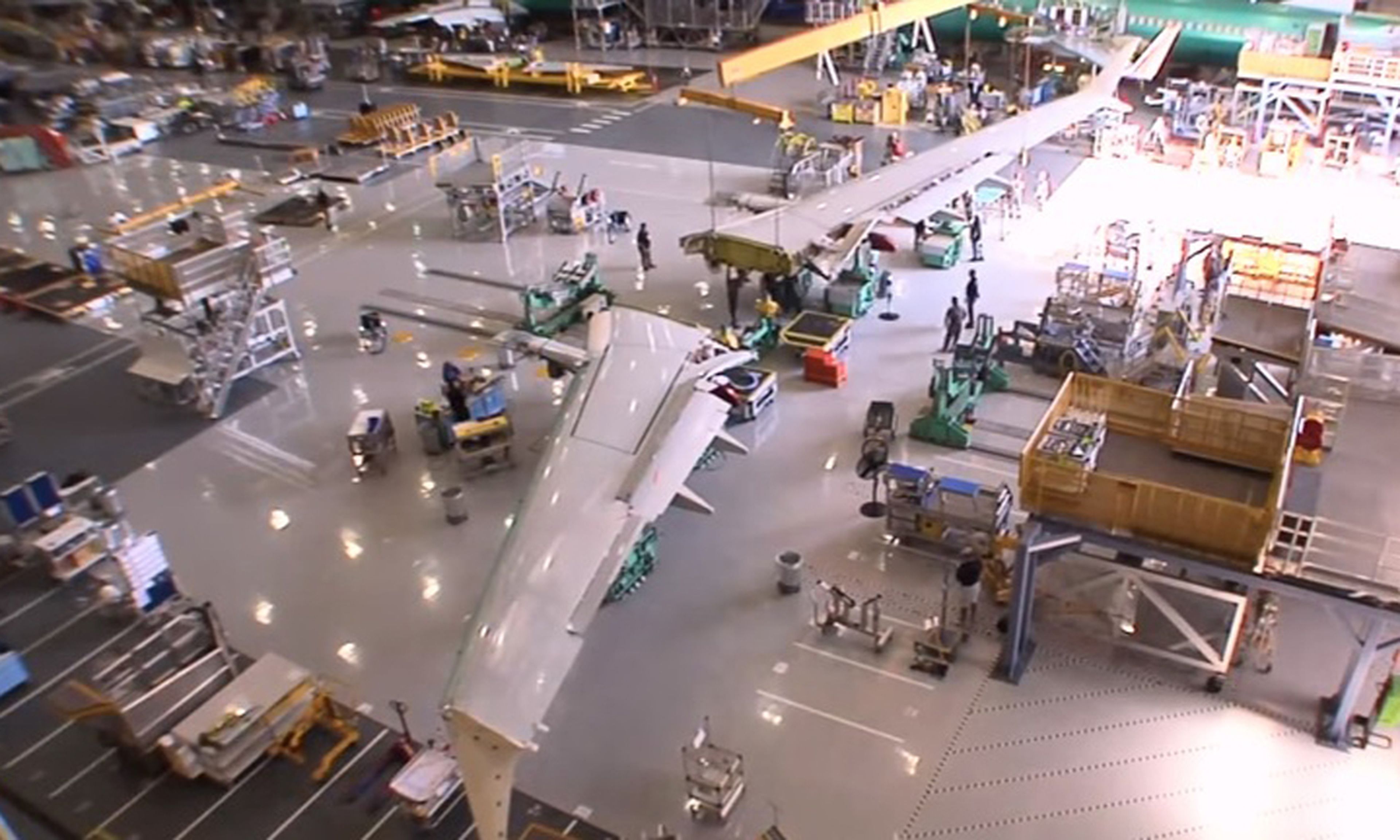 Este robot de 60 toneladas fabrica las alas de los Boeing