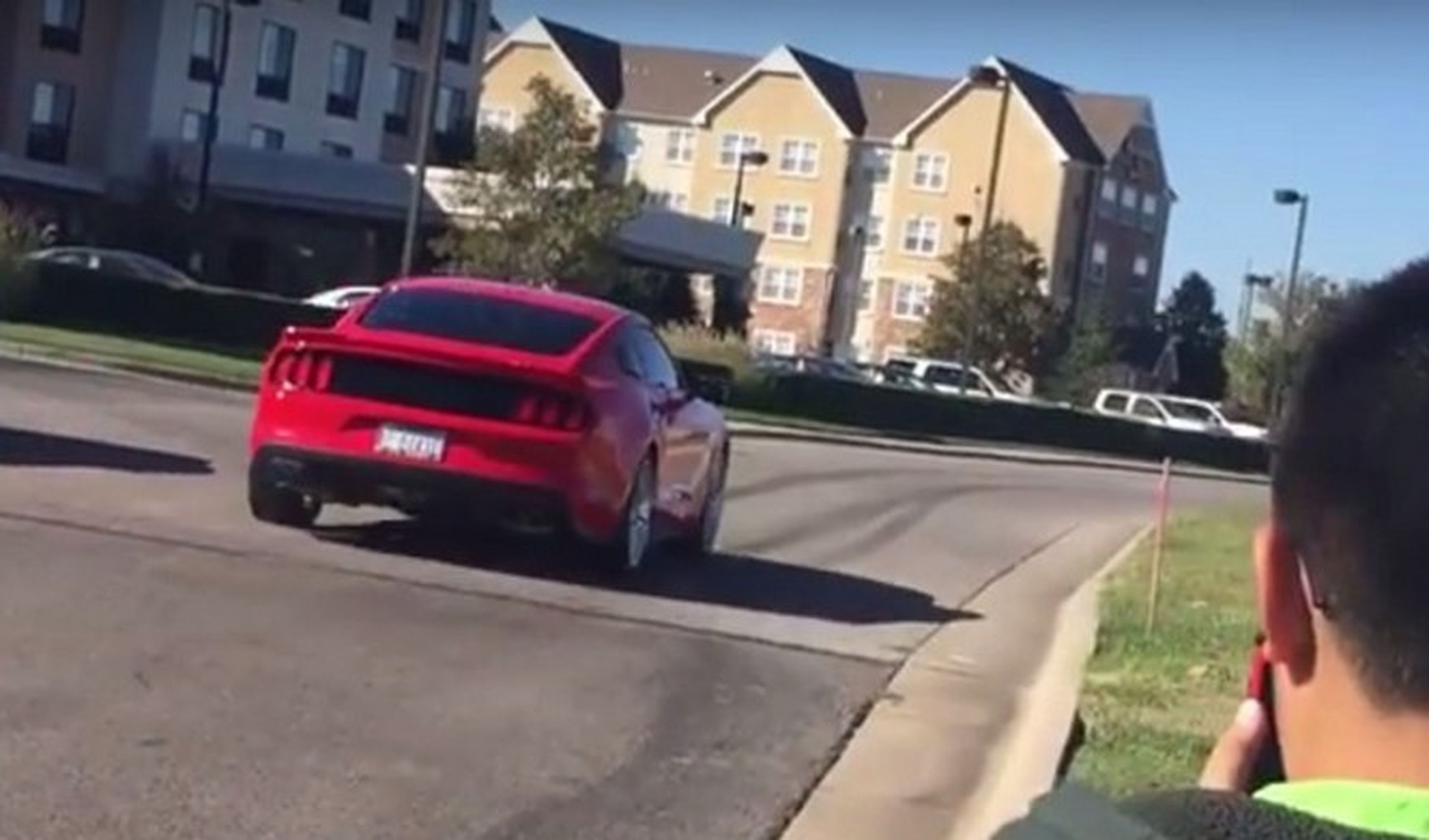 Vídeo: La zaga de este Ford Mustang Roush se vuelve loca