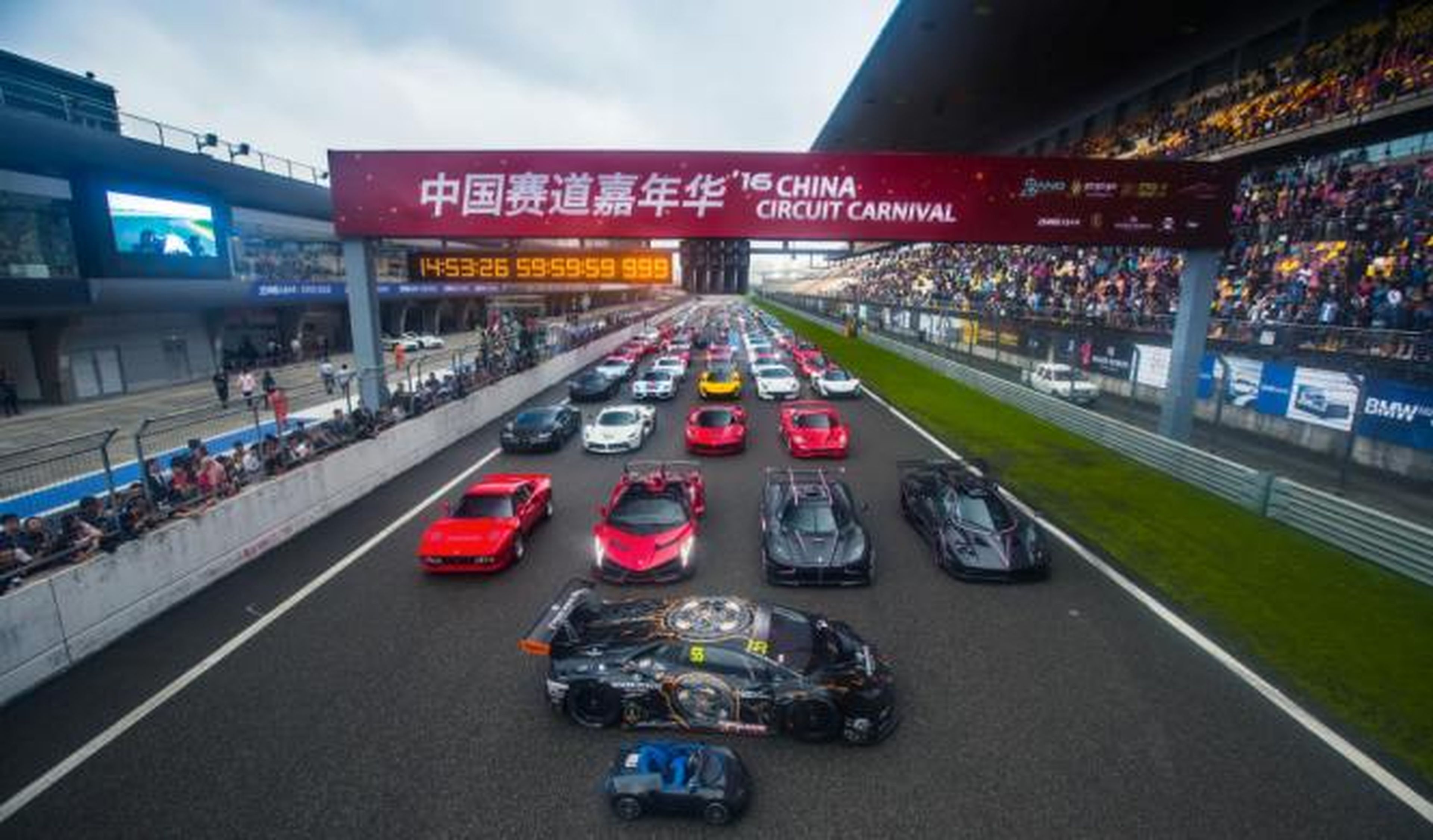 Vídeo: más de 50 superdeportivos en el circuito de Shanghai