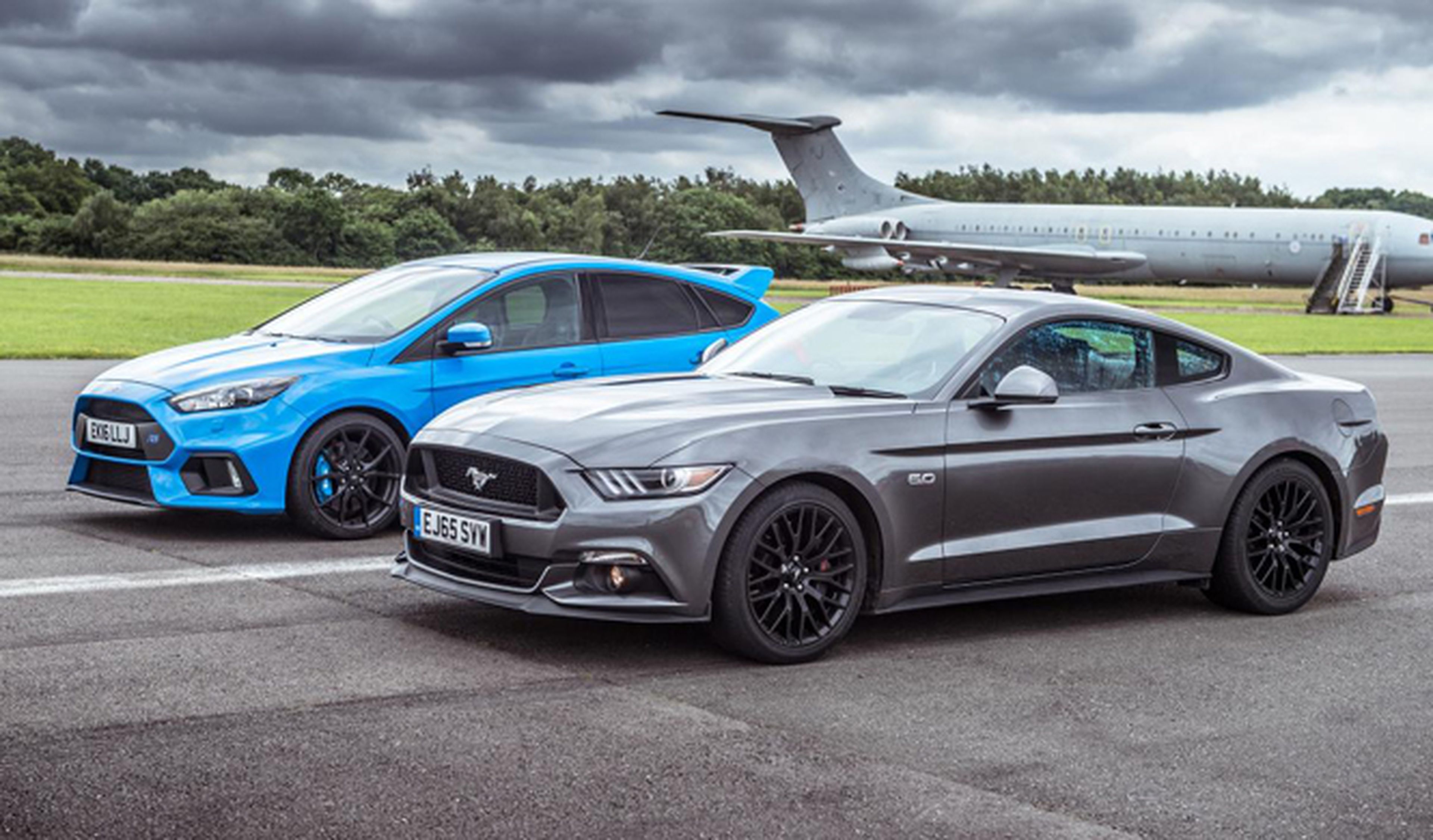 Drag race: Ford Focus RS contra Ford Mustang GT