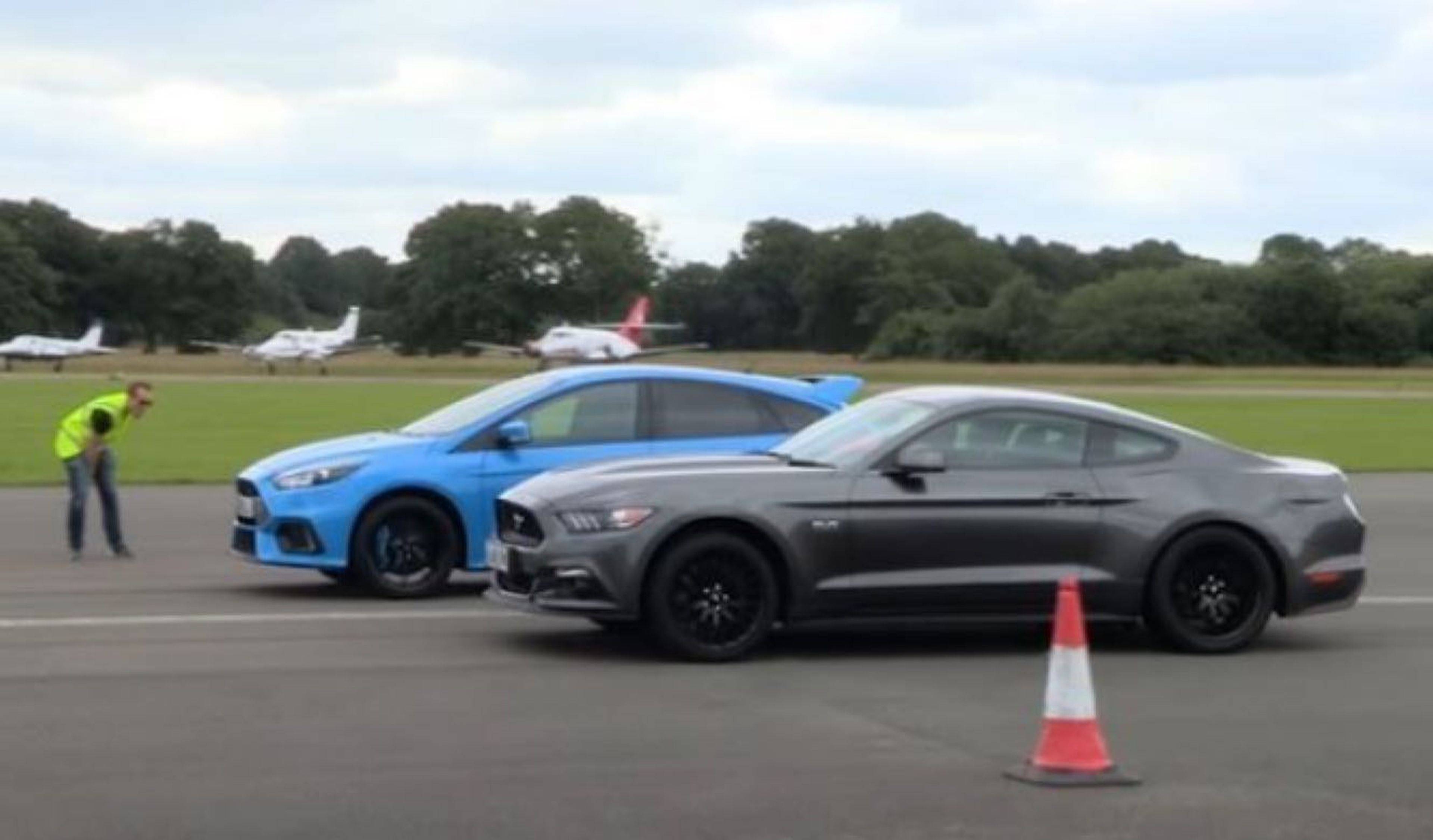 ¡Toma drag race! Ford Focus RS vs Ford Mustang GT