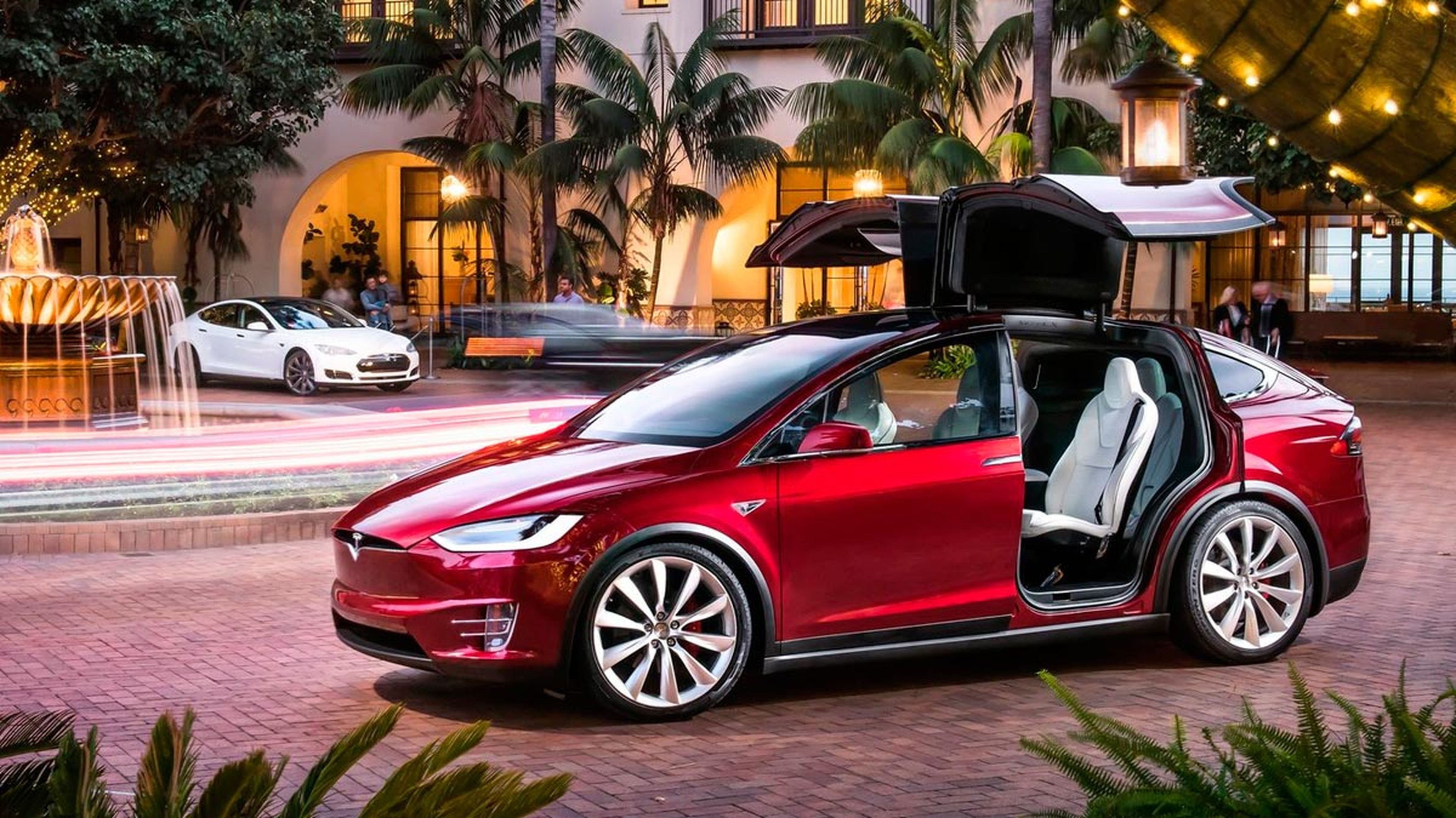 Tesla Model X rojo puertas