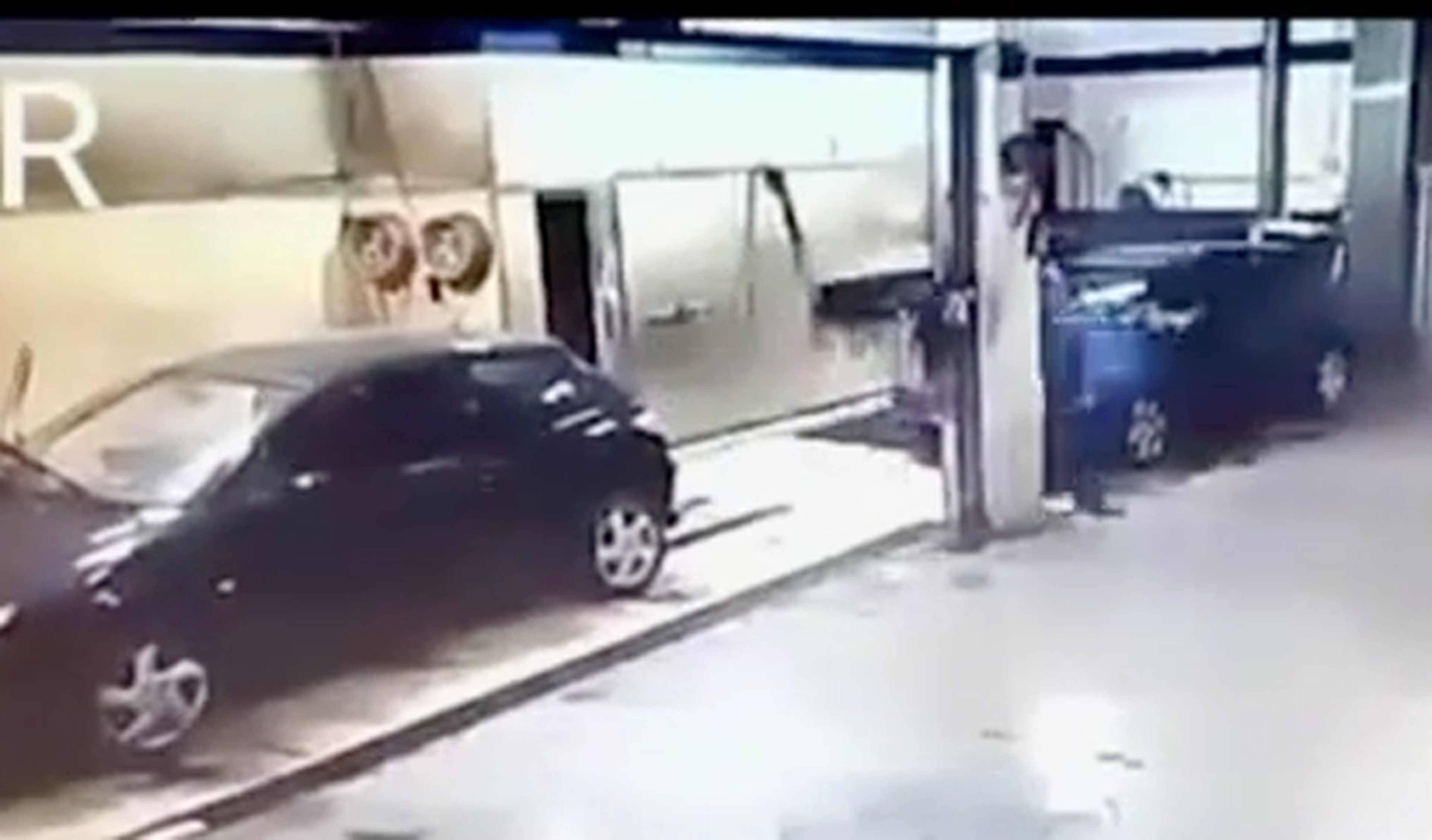 Vídeo: entra a robar y termina lavando todos los coches