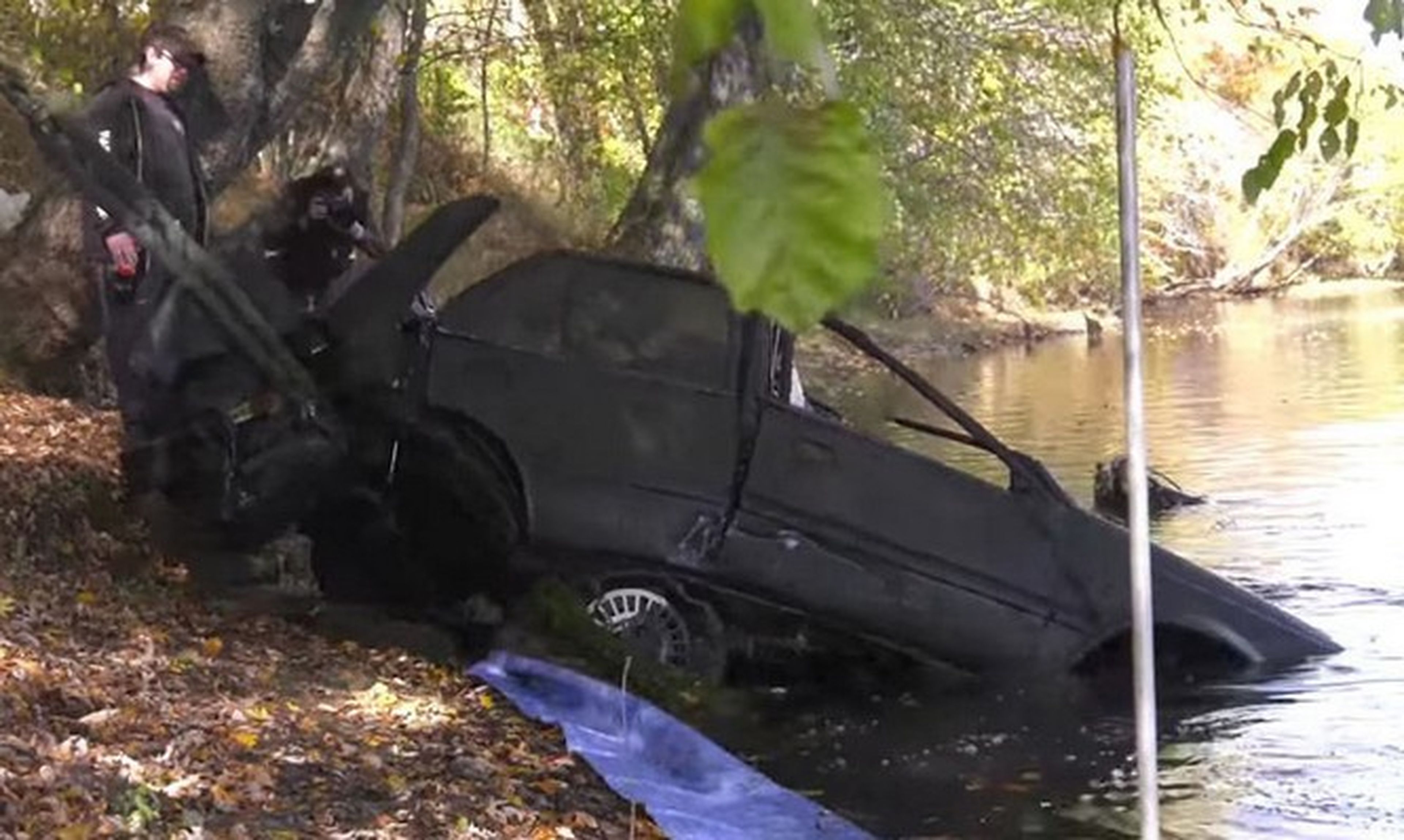Encuentran un Nissan Sentra en un río 28 años después