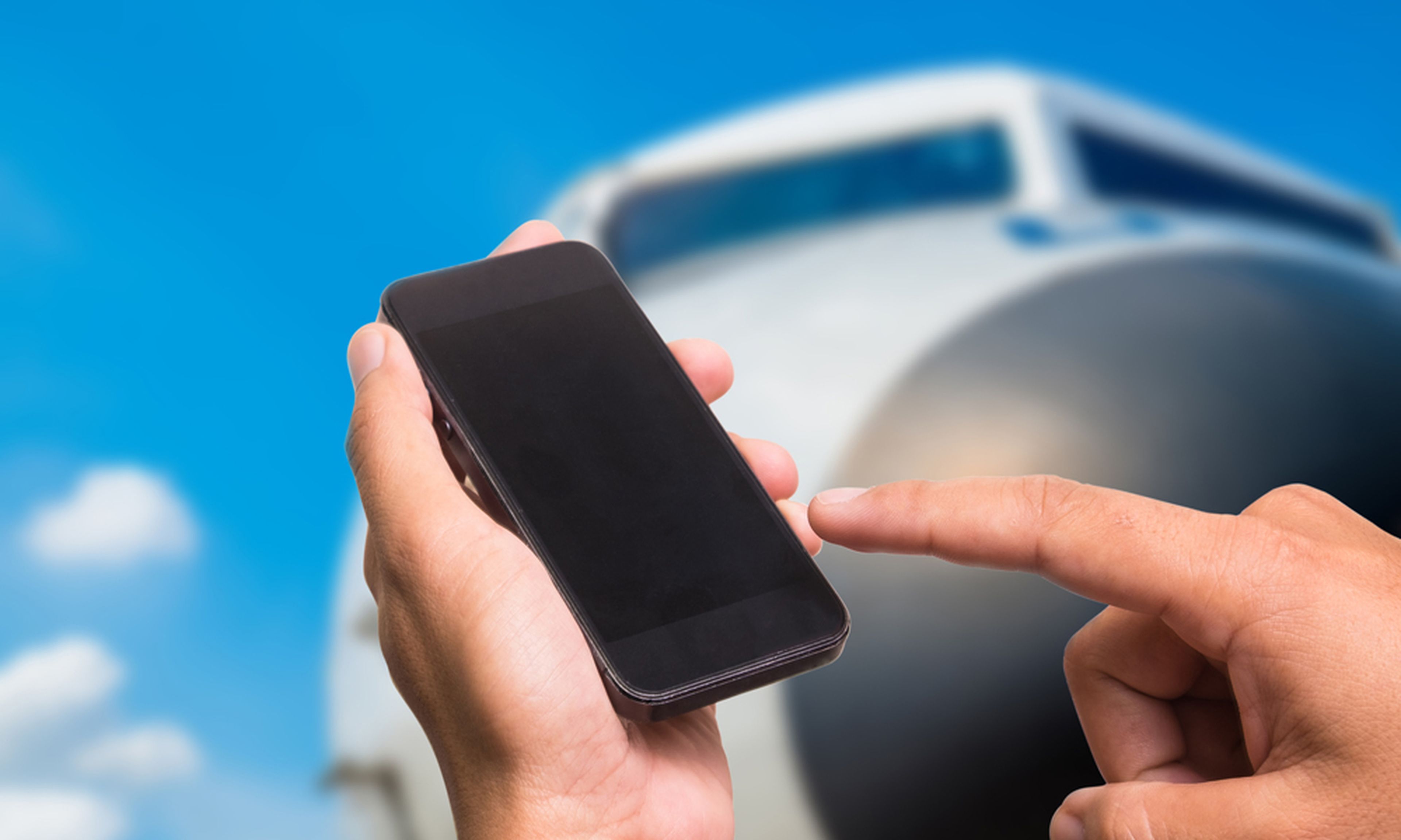 ¿Son tan peligrosos los móviles en los aviones?