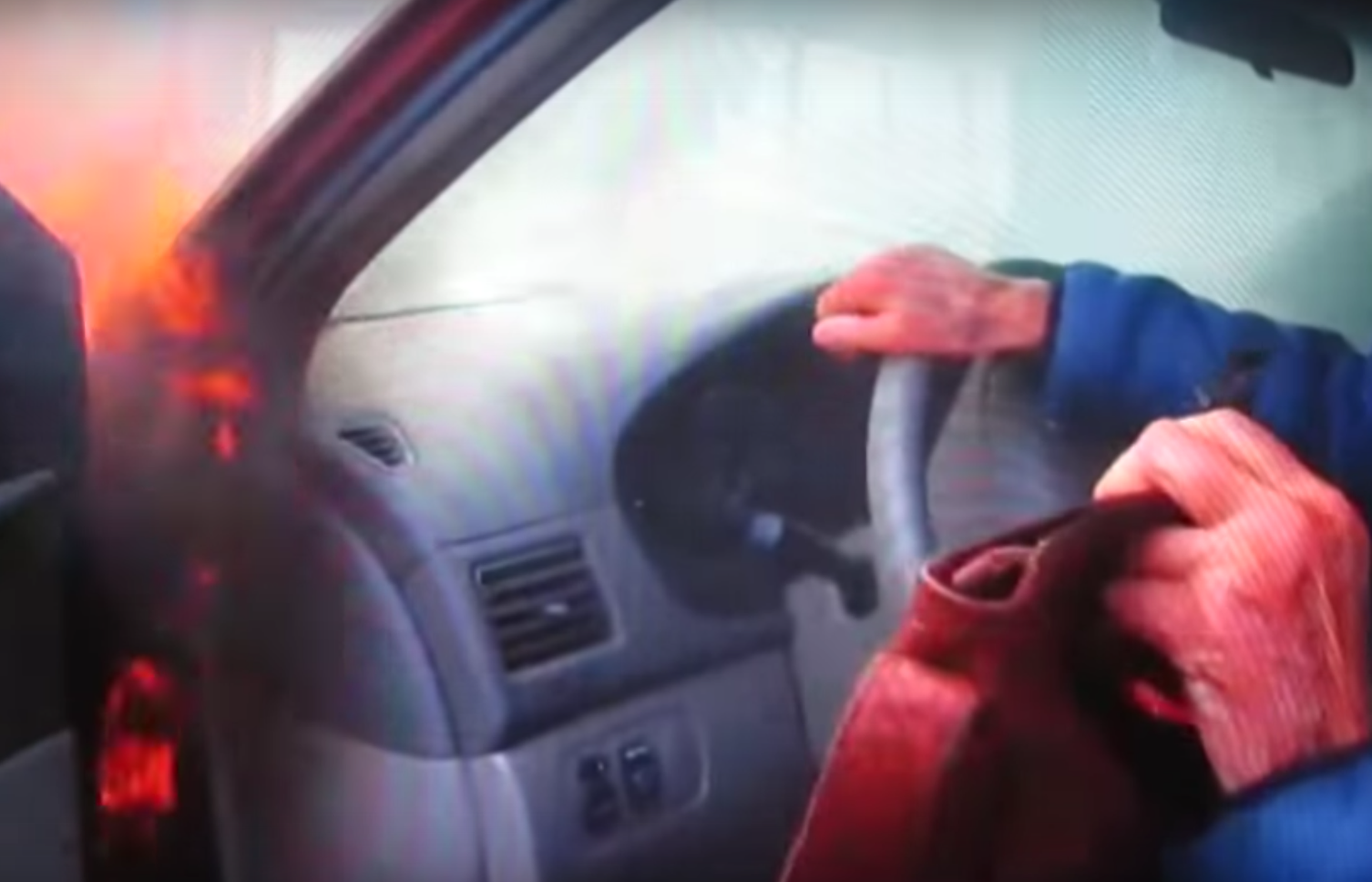 Vídeo: angustioso rescate en un coche en llamas