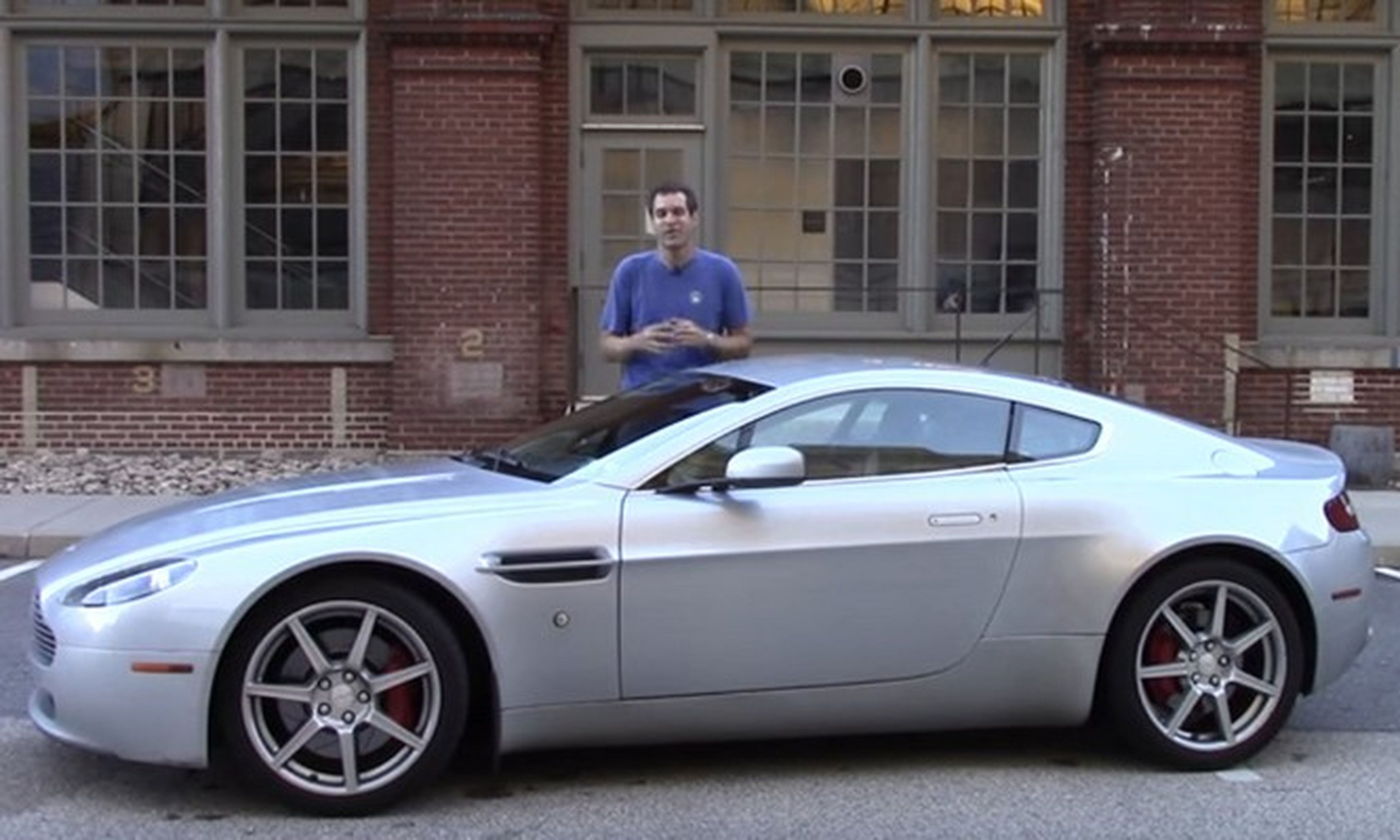 ¿Cuánto cuesta mantener un Aston Martin V8 Vantage?