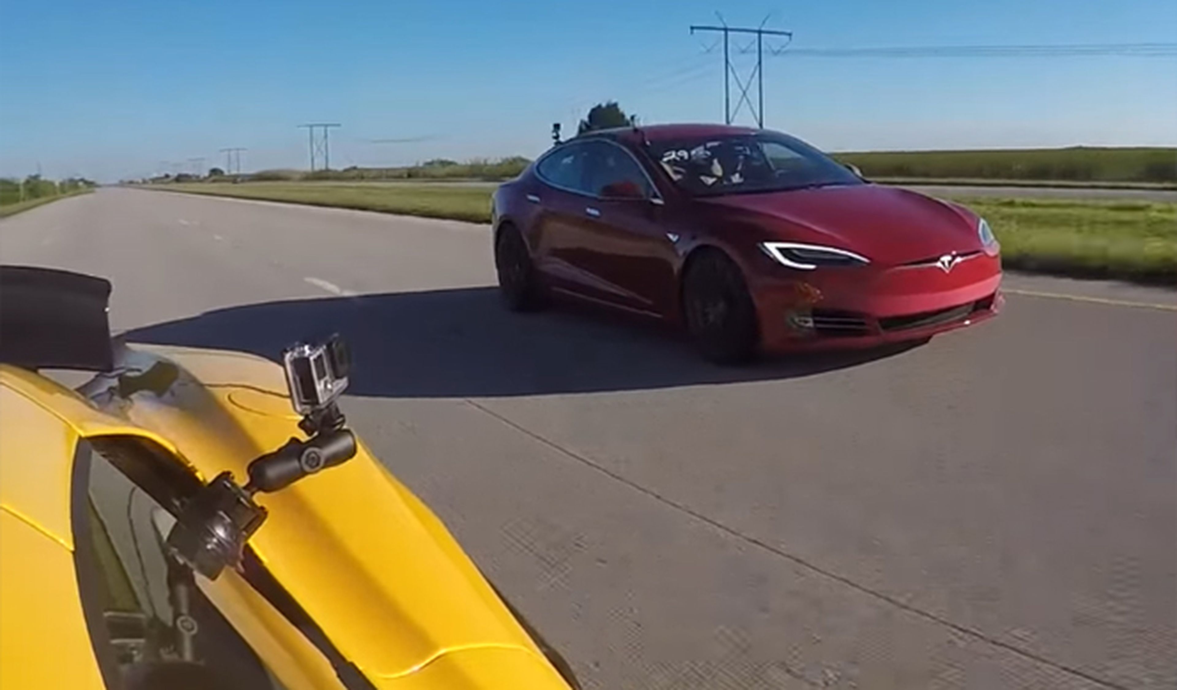 Drag race: Tesla Model S P100D vs McLaren 650S Spyder