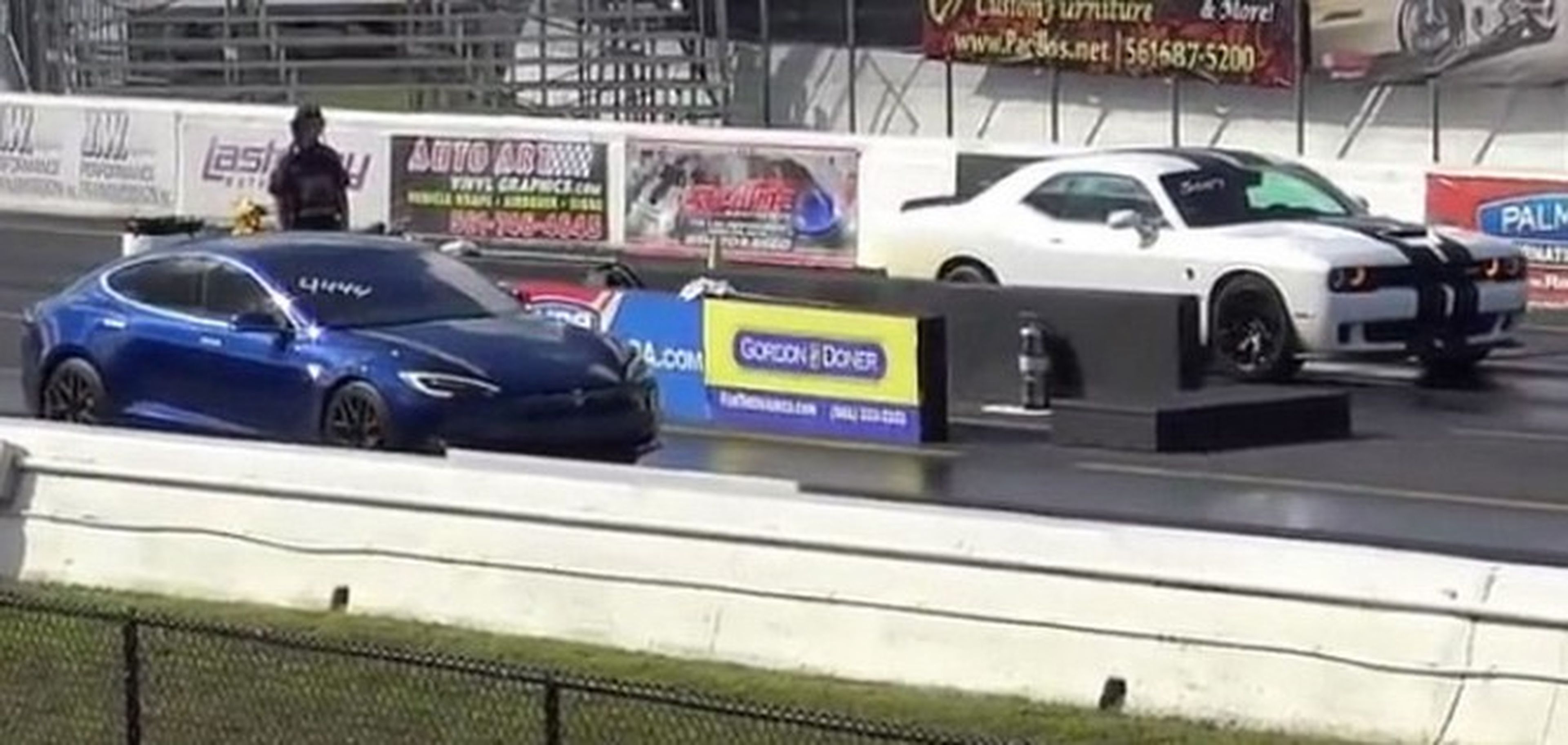Vídeo: Tesla Model S P100D VS Dodge Challenger SRT Hellcat