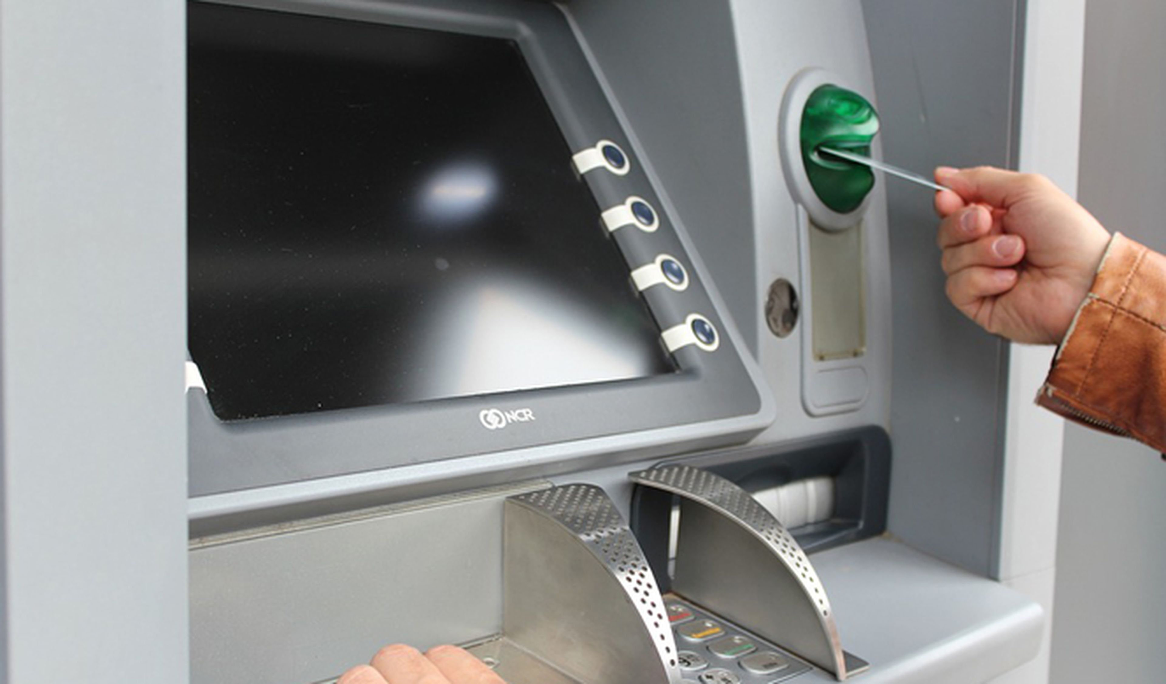 Hackean cajeros automáticos para que 'escupan' dinero