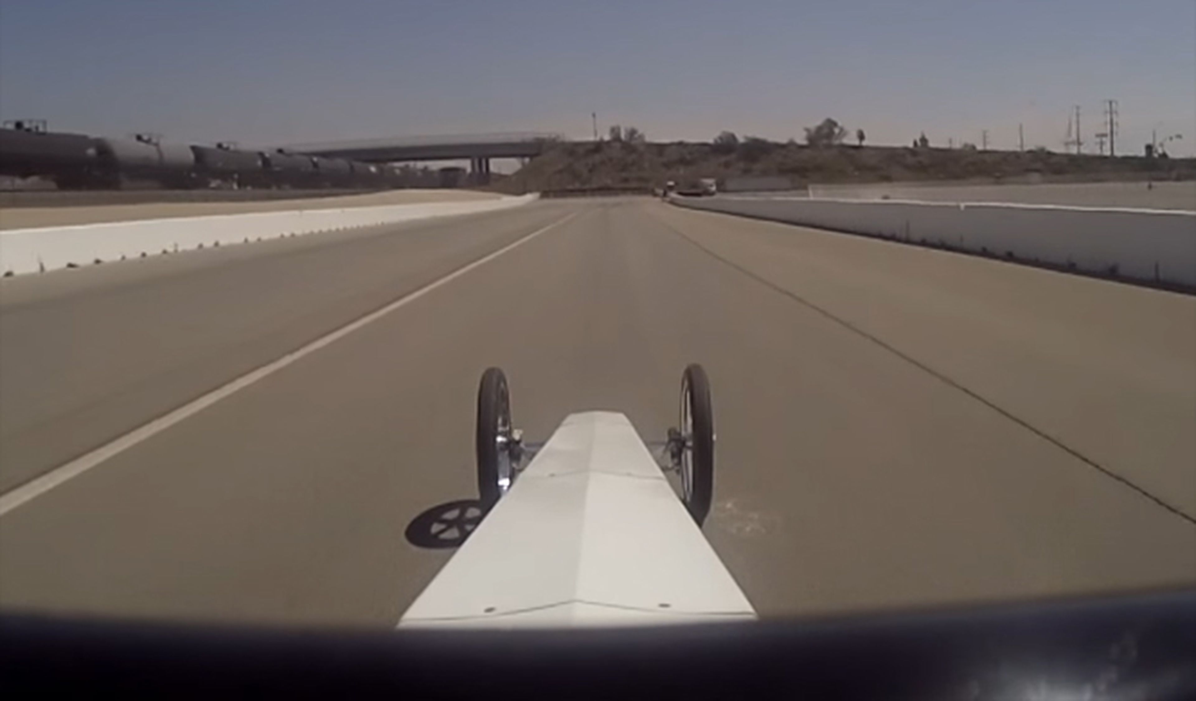 Vídeo: lo difícil que puede ser pilotar un dragster